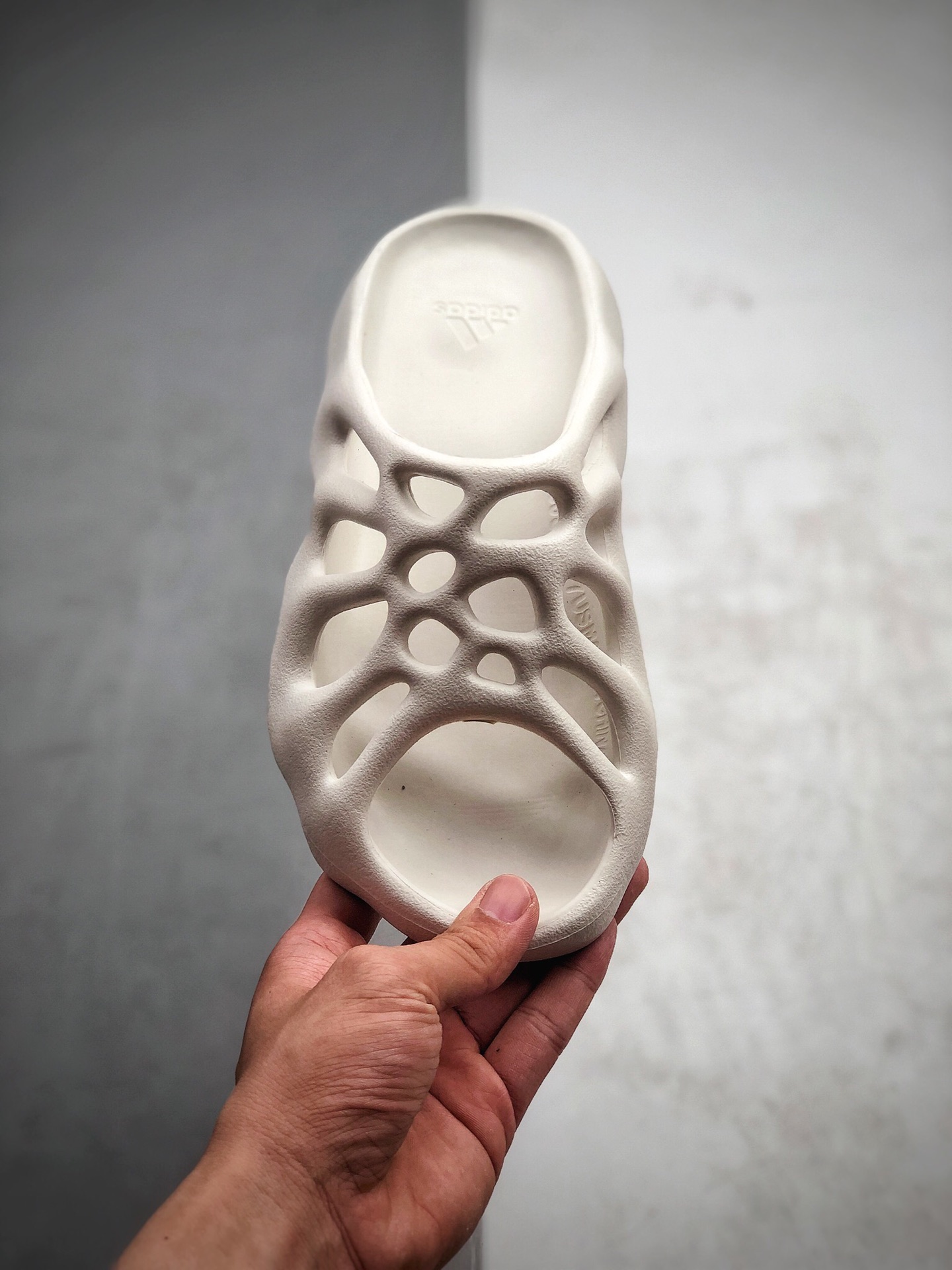 110  侃爷再度联乘Kanye West x Adidas Yeezy 450 Slide”White”450异型火山骨架系列椰子户外风格沙滩涉水百搭运动穿搭拖鞋“石膏白”