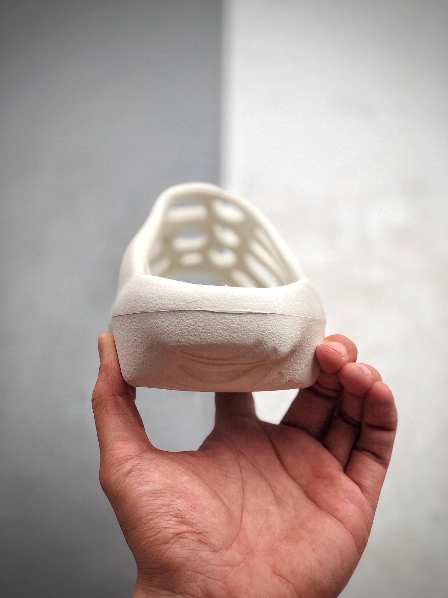 110  侃爷再度联乘Kanye West x Adidas Yeezy 450 Slide”White”450异型火山骨架系列椰子户外风格沙滩涉水百搭运动穿搭拖鞋“石膏白”