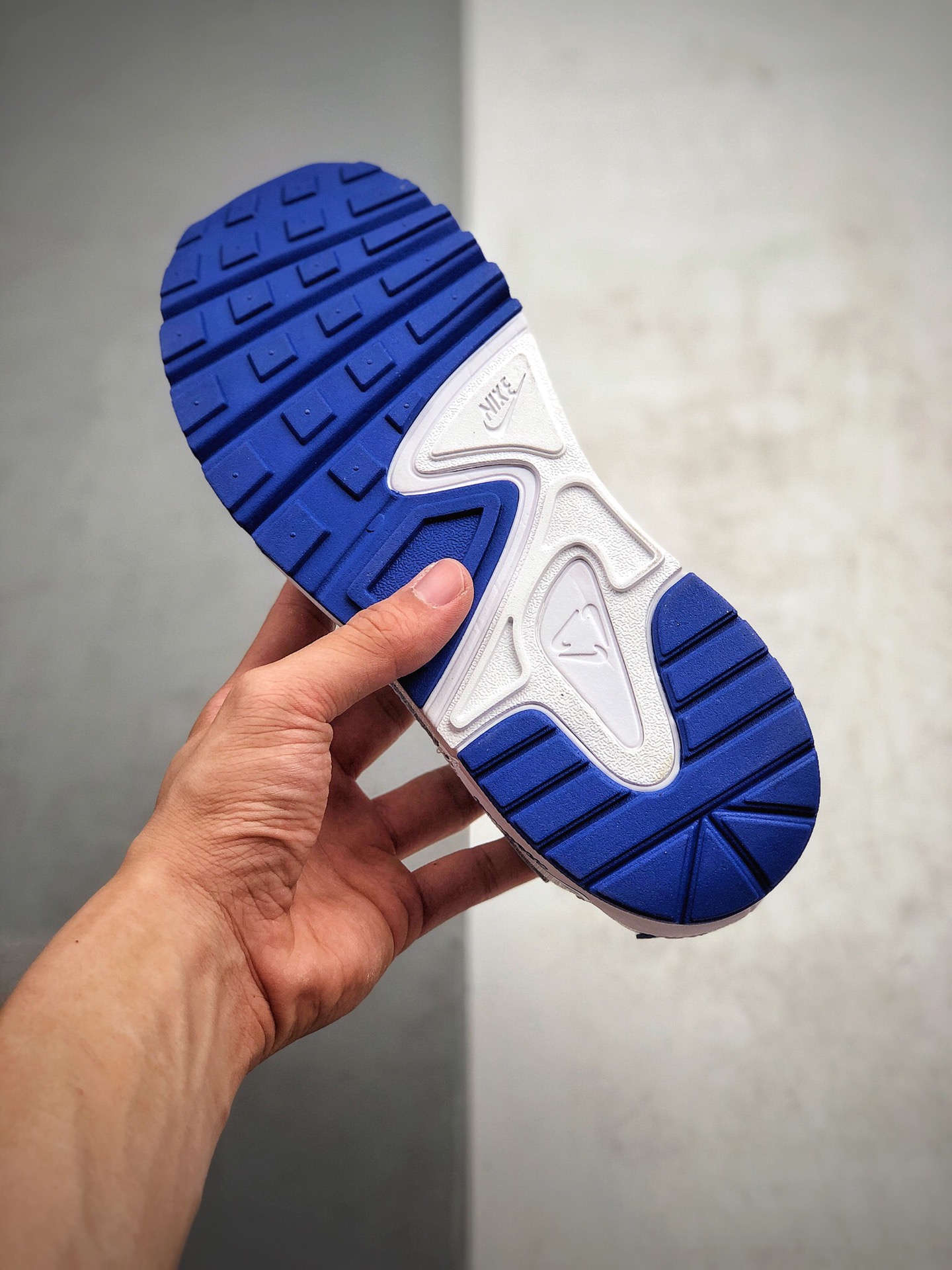 180  耐克 慢跑鞋  全新 Nike Atsuma 将真正的90年代美学与舒适的跑鞋技术融合在一起CD5461-101