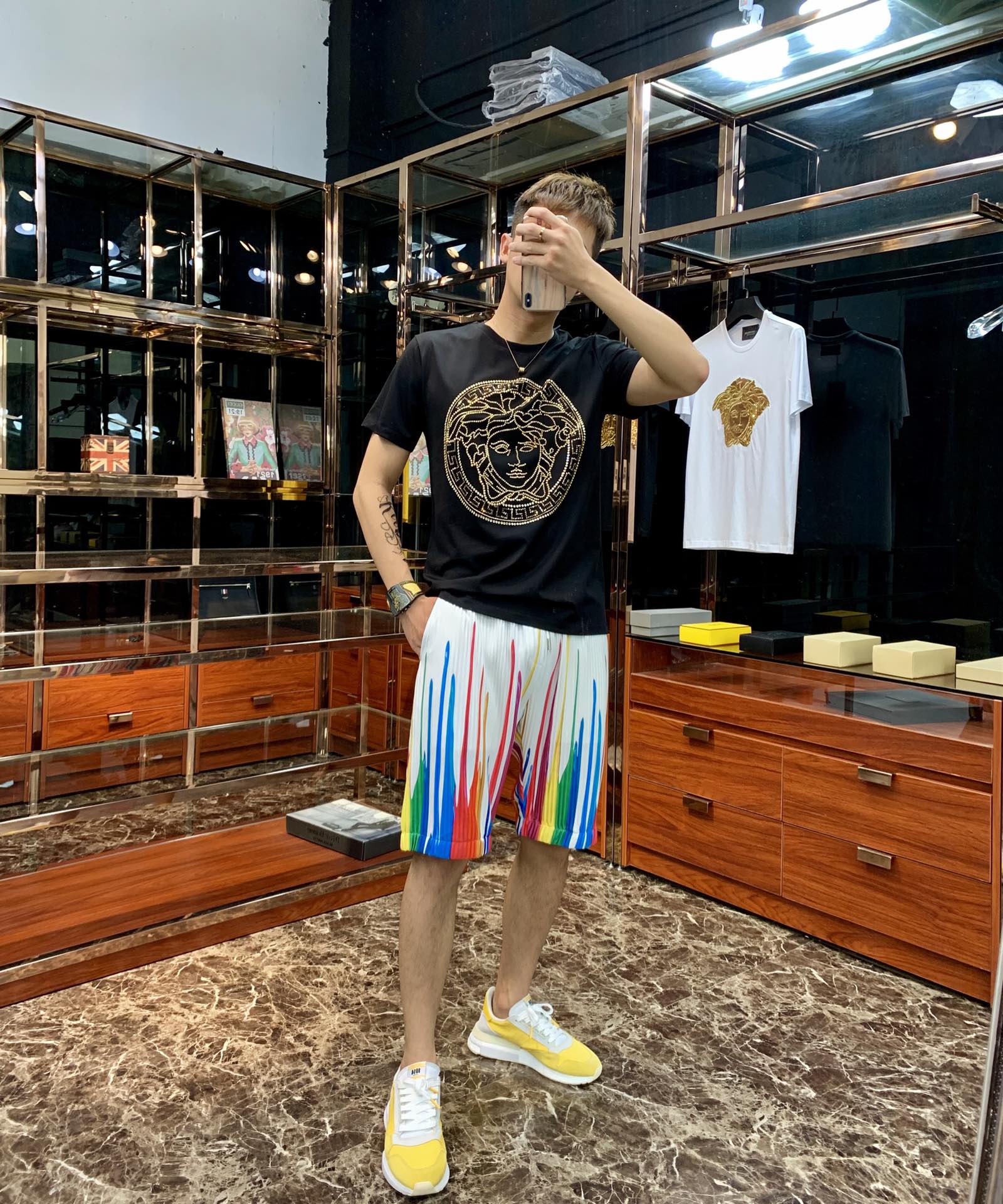 NO:423662,Vers*ce classic full diamond new Medusa avatar short-sleeved T-shirt, this one uses Austrian rhinestones, with an authentic imported Austrian diamond, with an extremely high refractive index, and the refractive luminosity is profound. Because of its strong hardness, the luster remains lasting. It is the best among rhinestones. Its shiny and color are simply perfect. Its innate unique texture and charm can be shocked even if you are not a professional. Combined with the super metallic octagonal iron design, it makes it more exquisite and luxurious, and the special machine ironing diamond cannot get rid of the diamond. This model is unique, distinctive and outstanding exudes a modern and trendy personality charm, and vividly shows the unique and distinctive Vers*ce trendy style!  !  !  Size M ~4XL, versace, T-shirt,tees, t-shirt,alexander wang19860909Vers*ce 经典满钻新款美杜莎头像短袖T恤,这款采用的是奥地利水钻,渠道正品进口奥钻、折射率极高,折射出的光度有深邃感,因其硬度强,所以光泽保持持久,是水钻中的佼佼者,闪亮跟色泽简直无与伦比的完美、它与生俱来的独特质感魅力哪怕你不是专业人士也能被震慑到,结合金属感超强的八角片烫片设计更显精致奢华、特种机烫钻不掉钻,这款别具一格,鲜明出众散发着摩登新潮的个性魅力、淋漓展现独特鲜明的 Vers*ce 潮流风尚！！！ 尺码M ~4XL,,versace,T-shirt,tees，t-shirt,alexander wang,Men's clothing