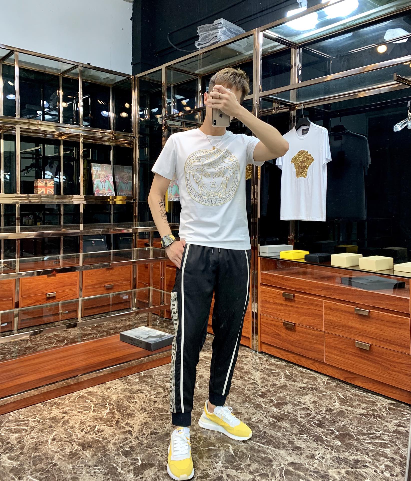 NO:127949,Vers*ce classic full diamond new Medusa avatar short-sleeved T-shirt, this one uses Austrian rhinestones, with an authentic imported Austrian diamond, with an extremely high refractive index, and the refractive luminosity is profound. Because of its strong hardness, the luster remains lasting. It is the best among rhinestones. Its shiny and color are simply perfect. Its innate unique texture and charm can be shocked even if you are not a professional. Combined with the super metallic octagonal iron design, it makes it more exquisite and luxurious, and the special machine ironing diamond cannot get rid of the diamond. This model is unique, distinctive and outstanding exudes a modern and trendy personality charm, and vividly shows the unique and distinctive Vers*ce trendy style!  !  !  Size M ~4XL, versace, T-shirt,tees, t-shirt,alexander wang19860909Vers*ce 经典满钻新款美杜莎头像短袖T恤,这款采用的是奥地利水钻,渠道正品进口奥钻、折射率极高,折射出的光度有深邃感,因其硬度强,所以光泽保持持久,是水钻中的佼佼者,闪亮跟色泽简直无与伦比的完美、它与生俱来的独特质感魅力哪怕你不是专业人士也能被震慑到,结合金属感超强的八角片烫片设计更显精致奢华、特种机烫钻不掉钻,这款别具一格,鲜明出众散发着摩登新潮的个性魅力、淋漓展现独特鲜明的 Vers*ce 潮流风尚！！！ 尺码M ~4XL,,versace,T-shirt,tees，t-shirt,alexander wang,Men's clothing