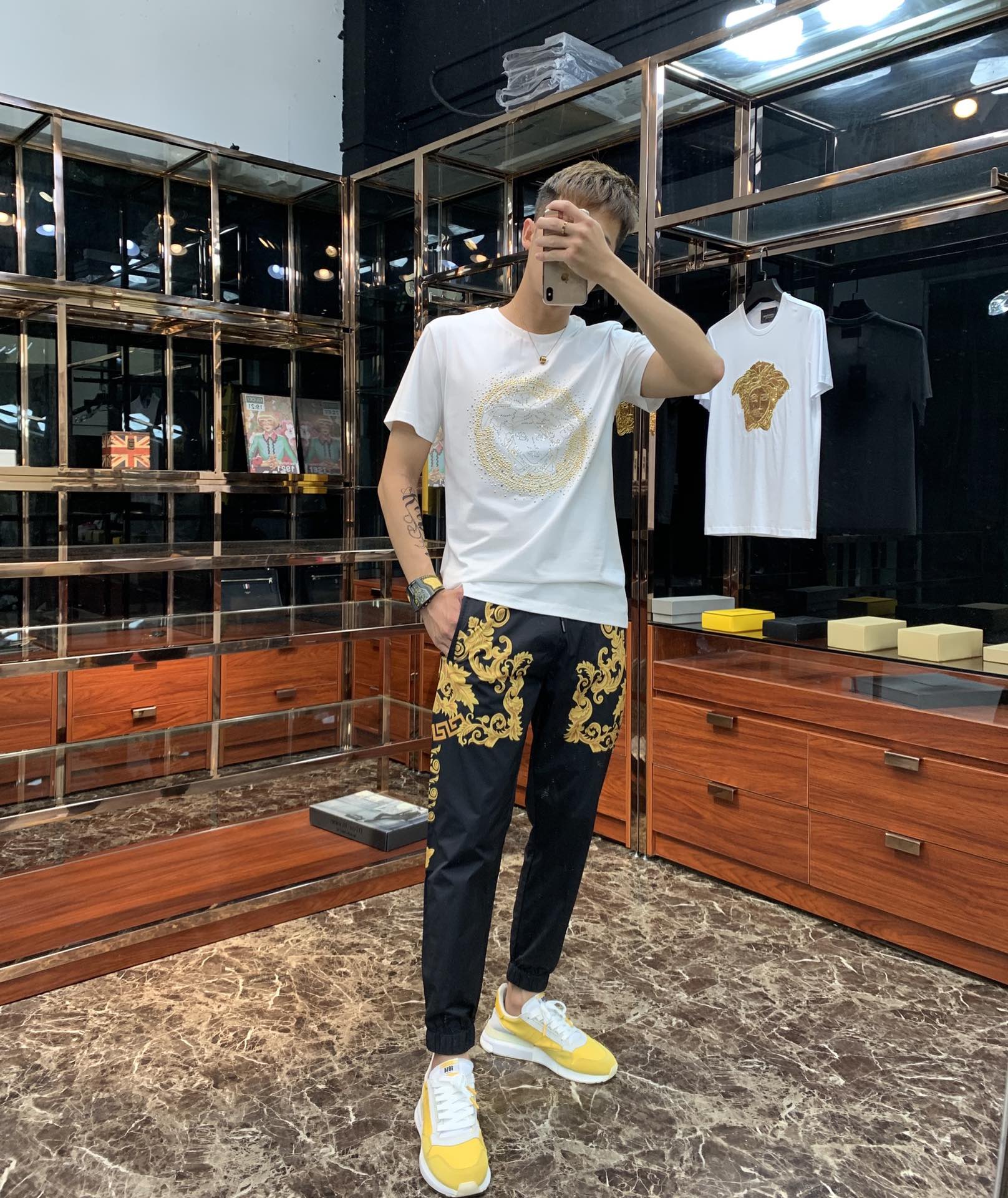 NO:127933,Vers*ce classic full diamond new Medusa avatar short-sleeved T-shirt, this one uses Austrian rhinestones, with an authentic imported Austrian diamond, with an extremely high refractive index, and the refractive luminosity is profound. Because of its strong hardness, the luster remains lasting. It is the best among rhinestones. Its shiny and color are simply perfect. Its innate unique texture and charm can be shocked even if you are not a professional. Combined with the super metallic octagonal iron design, it makes it more exquisite and luxurious, and the special machine ironing diamond cannot get rid of the diamond. This model is unique, distinctive and outstanding exudes a modern and trendy personality charm, and vividly shows the unique and distinctive Vers*ce trendy style!  !  !  Size M ~4XL, versace, T-shirt,tees, t-shirt,alexander wang19860909Vers*ce 经典满钻新款美杜莎头像短袖T恤,这款采用的是奥地利水钻,渠道正品进口奥钻、折射率极高,折射出的光度有深邃感,因其硬度强,所以光泽保持持久,是水钻中的佼佼者,闪亮跟色泽简直无与伦比的完美、它与生俱来的独特质感魅力哪怕你不是专业人士也能被震慑到,结合金属感超强的八角片烫片设计更显精致奢华、特种机烫钻不掉钻,这款别具一格,鲜明出众散发着摩登新潮的个性魅力、淋漓展现独特鲜明的 Vers*ce 潮流风尚！！！ 尺码M ~4XL,,versace,T-shirt,tees，t-shirt,alexander wang,Men's clothing