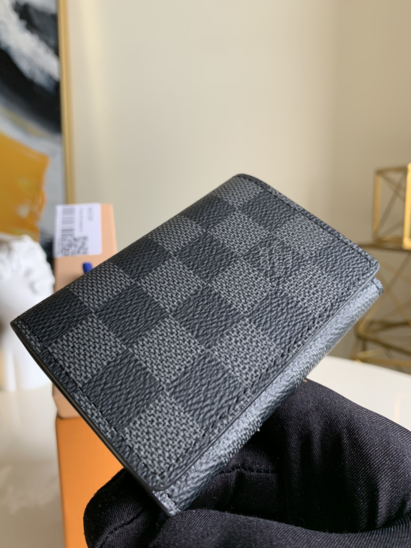 NO:395917,[Exclusive real photo N63338] As a business card holder, it is really simple, elegant and fashionable in appearance, and the capacity is also very good. Business negotiations to get a business card give people a very professional and steady feeling!  With the development of the E-era era, cash and bank cards are brought less and less, and small wallets are becoming more and more popular!  As a small wallet, this one is invincible. Apart from putting some bank card and banknotes on your business card, it doesn’t take up space. It’s very convenient and practical to carry it with you on a daily basis!  The most popular classic model, with its charm and lasting success, and anyone who takes it will look good!  Size 10.8 x 8 x 1cm D.,LV【Original Leather】,louis vuitton19860909【独家实拍N63338】作为名片夹它真的,外形简约大气时尚,容量也是非常不错,商务洽谈掏名片出来给人很专业稳重的感觉！ 随着E时代的发展,现金和银行卡越带越少,小钱夹越发受青睐！这款作为小钱夹也是无敌了,除了名片放点银行卡纸币都完全不在话下的,小小一只不占空间,日常配包还是随身携带都很方便实用哦！ 最受欢迎的经典款,魅力力全开历久不衰,谁拿都好看！ 尺寸10.8 x 8 x 1cm D.,LV【原厂皮】,louis vuitton,Bag