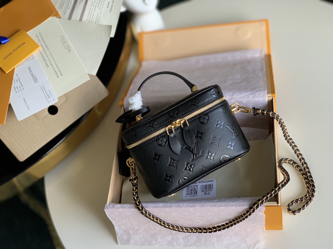 NO:395991,【Exclusive real photo M44985】 Spring and summer makeup bag This toilet bag is a personal choice for carrying basic beauty supplies!  The hidden bag on the inside of the flip cover can store its valuable personal belongings!  Unique chain braided leather fashion trend!  Size 14.0×19.0×10.0cm Q.,LV【Original Leather】,louis vuitton,cosmetic bags & cases19860909【独家实拍M44985】 春夏款化妆包 此款盥洗包是携带基本美容用品的个性之选！翻盖内侧的隐藏袋可存放优其贵重的私人物品！独特的链子编织皮时尚潮流！尺寸14.0×19.0×10.0cm Q.,LV【原厂皮】,louis vuitton,cosmetic bags & cases,Bag