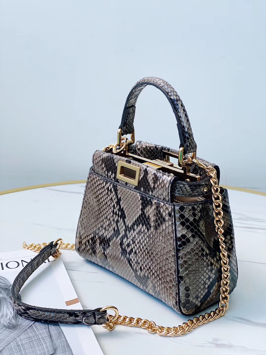 1800 A batch of new small handbags from the Fendi peekaboo series of genuine snakeskin imported from the Philippines, with internal pockets and i