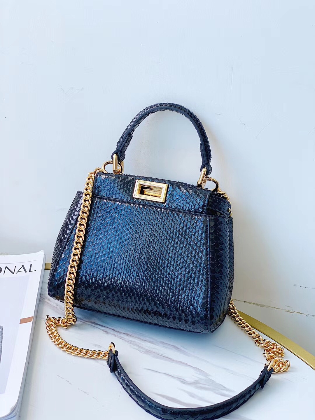 1800 A batch of new small handbags from the Fendi peekaboo series of genuine snakeskin imported from the Philippines, with internal pockets and i