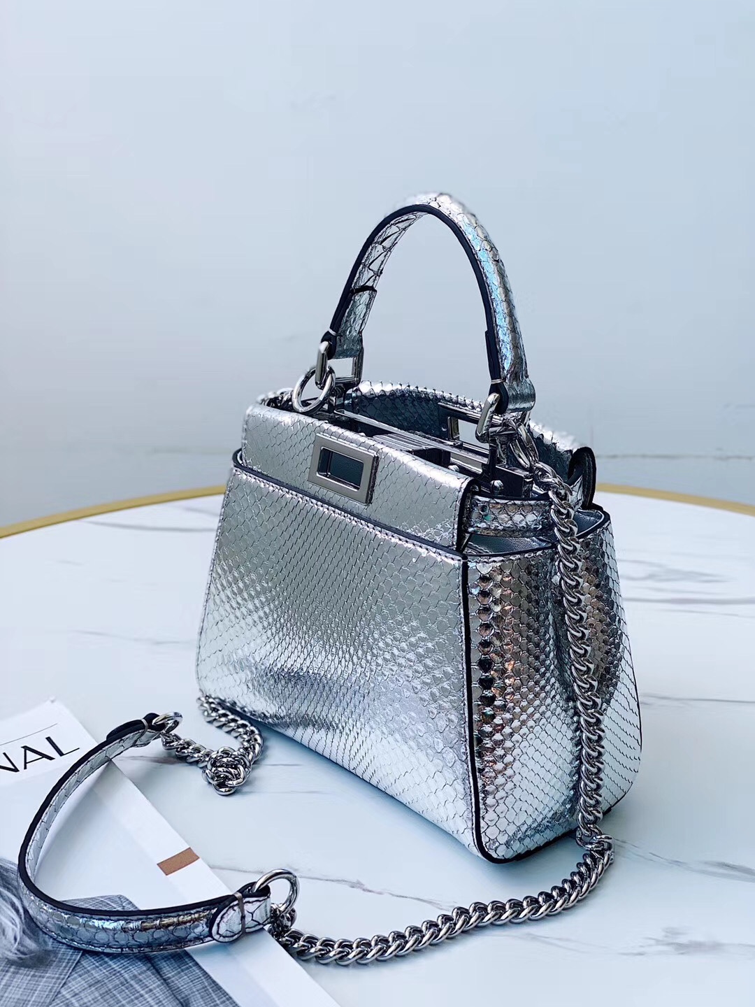1800 A batch of new small handbags from the Fendi peekaboo series of genuine snakeskin imported from the Philippines, with internal pockets and i