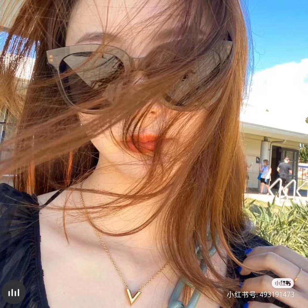 NO:103507,Donkey v-shaped necklace upper body effect reference picture, Lv necklace, louis vuitton, louis vuitton, necklace19860909驴牌 v形项链 上身效果 参考图,Lv项链,louis vuitton,louis vuitton,necklace,Jewelry