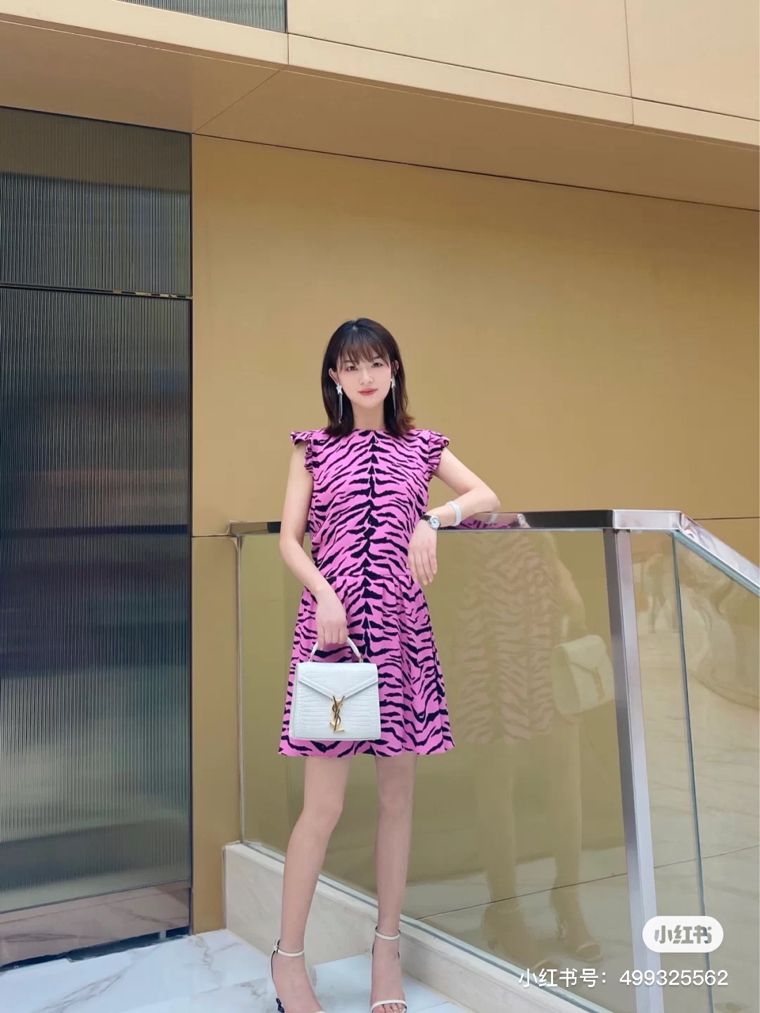 YSL 𝐂𝐚𝐬𝐬𝐚𝐧𝐝𝐫𝐚 Mini 20CM 鳄鱼纹手拎包 602716白色/金扣