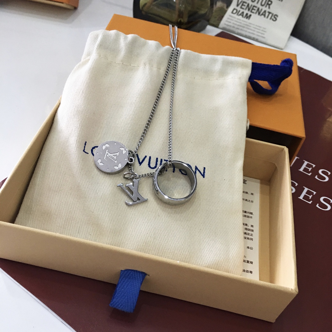 9065 lv吊坠项链 monogram珠宝首饰系列融合精致的monogram雕刻花