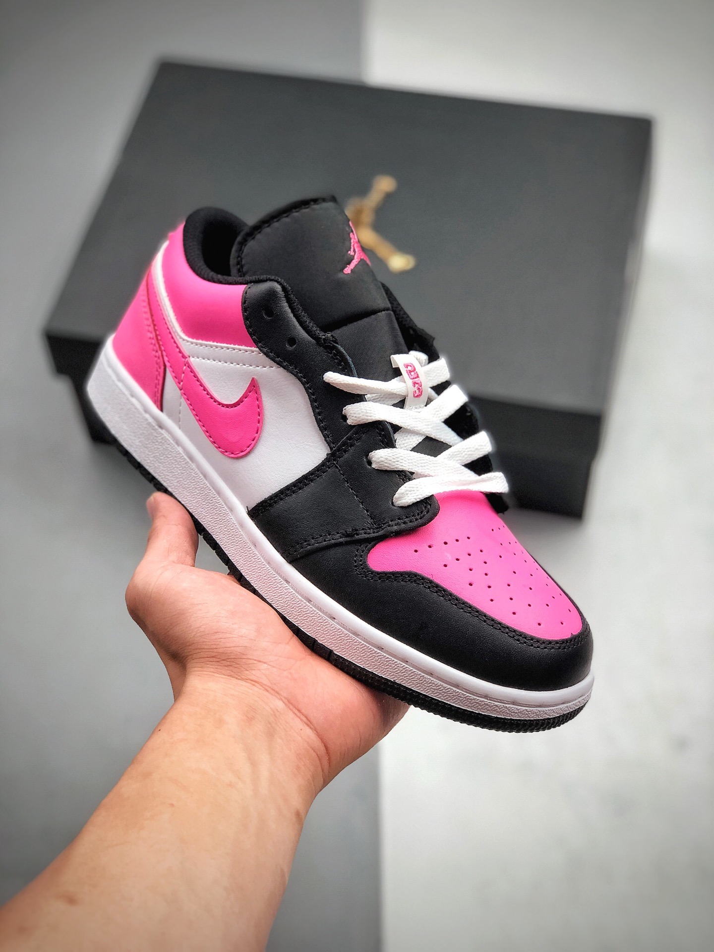 200  Nike Air Jordan 1 Low 黑粉白 554723 106