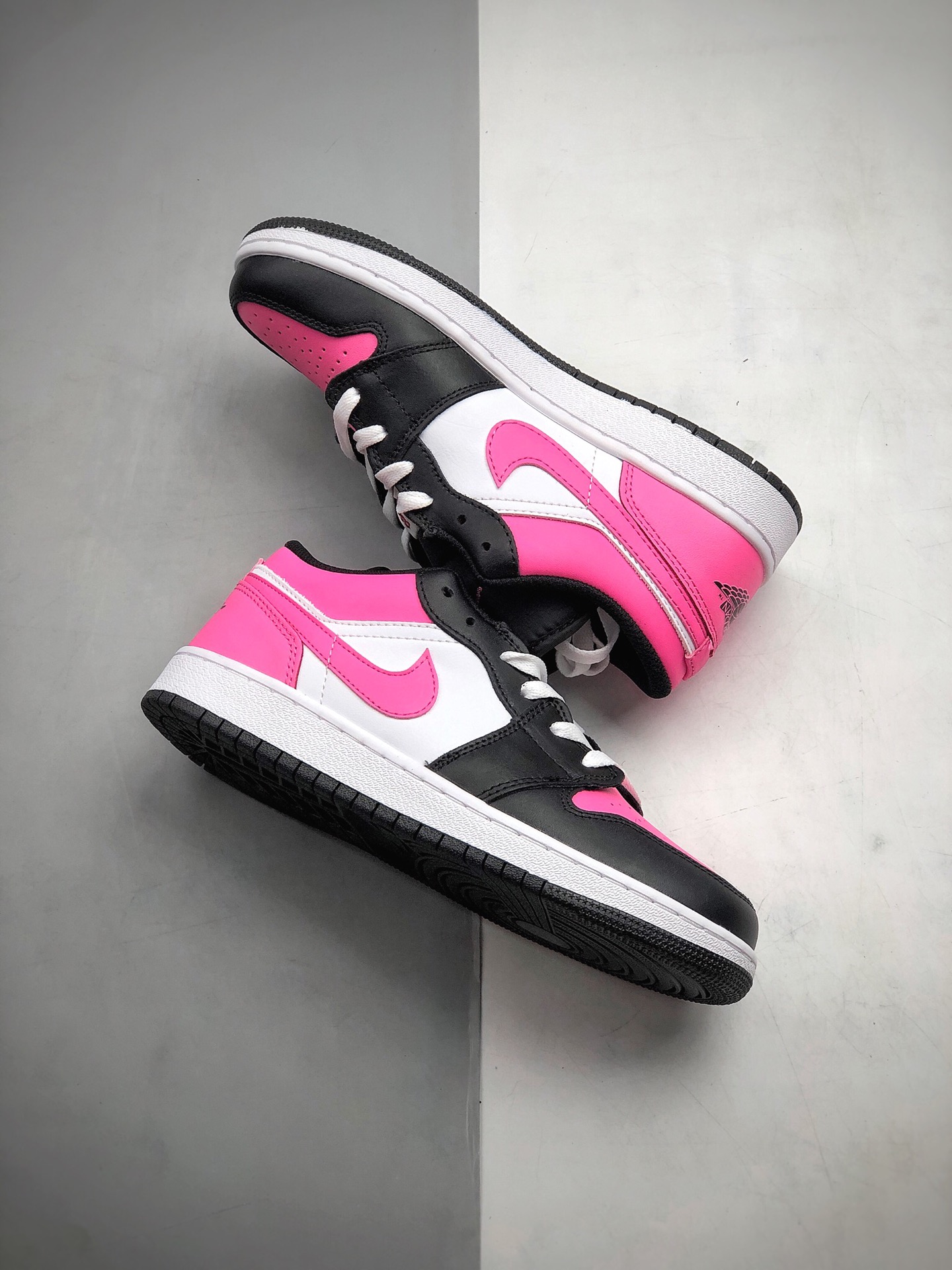 200  Nike Air Jordan 1 Low 黑粉白 554723 106