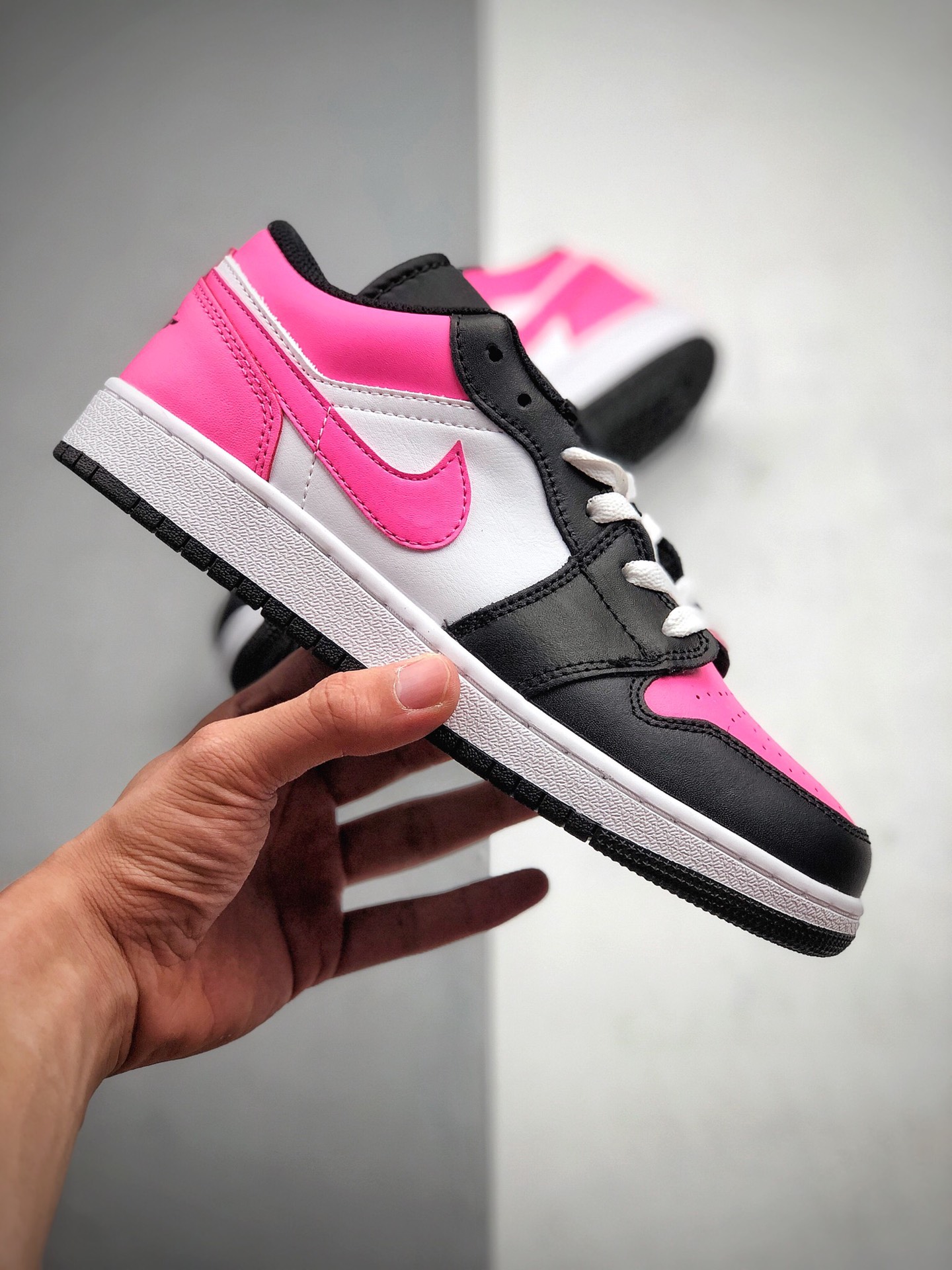 200  Nike Air Jordan 1 Low 黑粉白 554723 106