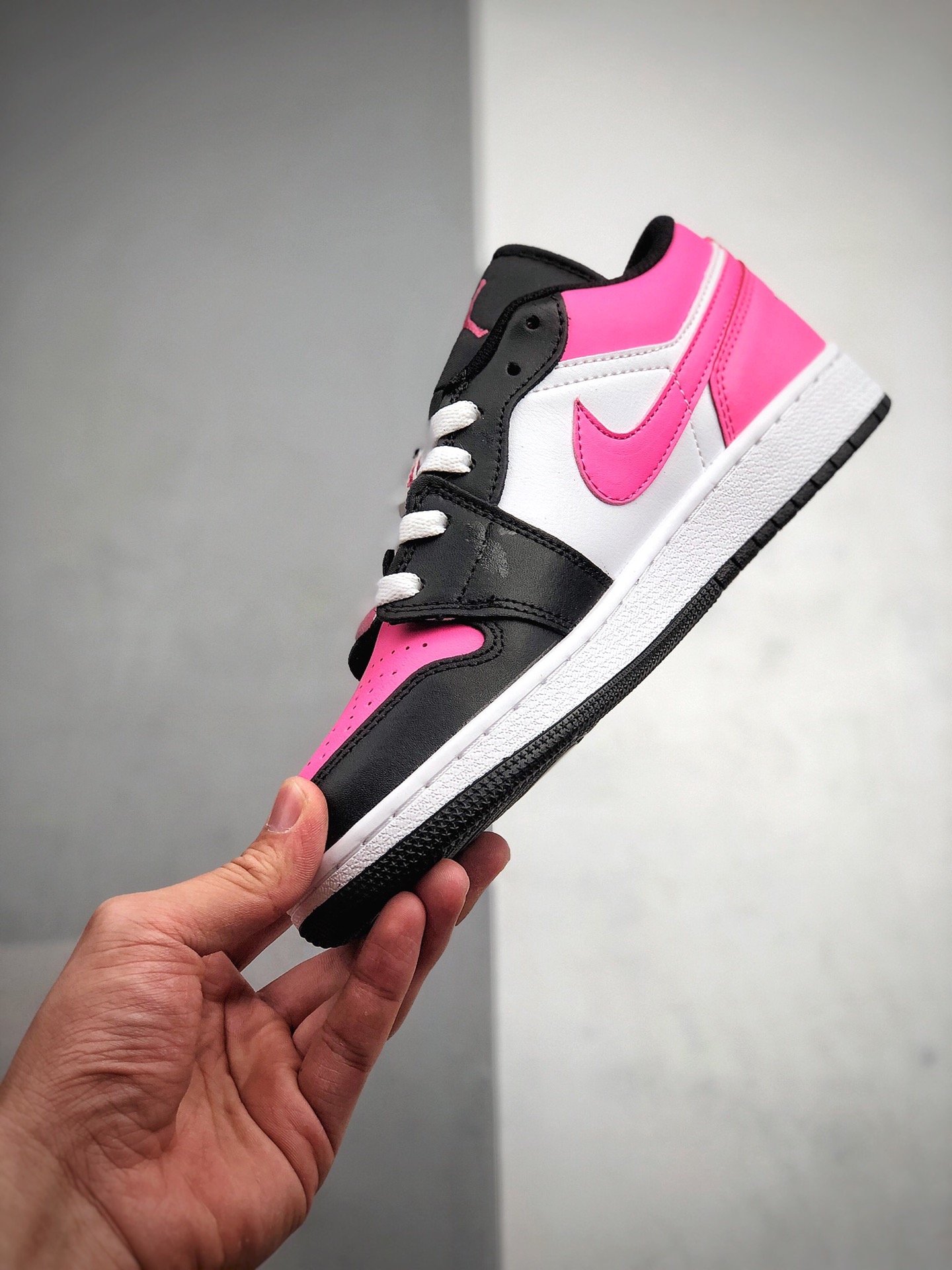 200  Nike Air Jordan 1 Low 黑粉白 554723 106