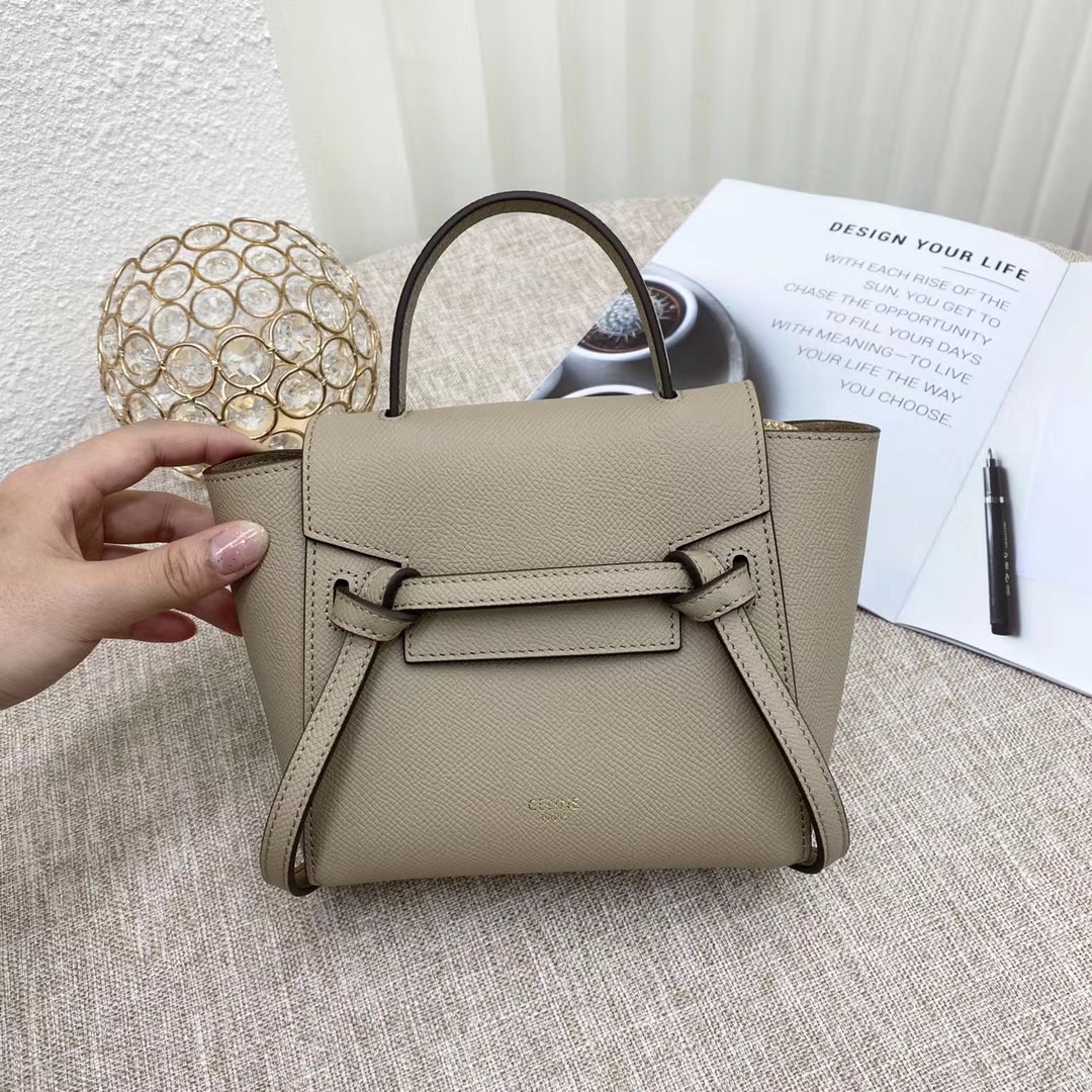 NO:197342,Genuine, new product, PICO Mini, a recent hit, bag-shaped contour, three-dimensional and natural, external palm print, seems thick, but you can feel its flexibility and high-end feeling when you get started. Catfish bag size 16*21*8, model number 99960194263, Celine, celine, celine19860909正品级 新品 PICO Mini 近期爆款 包型轮廓立体自然 外手掌纹 看似厚实的外观包装、但 上手却能感觉到她的柔韧 、高级感十足. 鲶鱼包 尺寸16*21*8 款号99960194263,赛琳celine,celine,celine,Bag