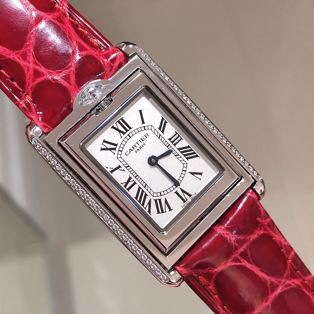 Cartier 卡地亚翻转坦克Cartier的Tank Reversible系列诞生于1932年