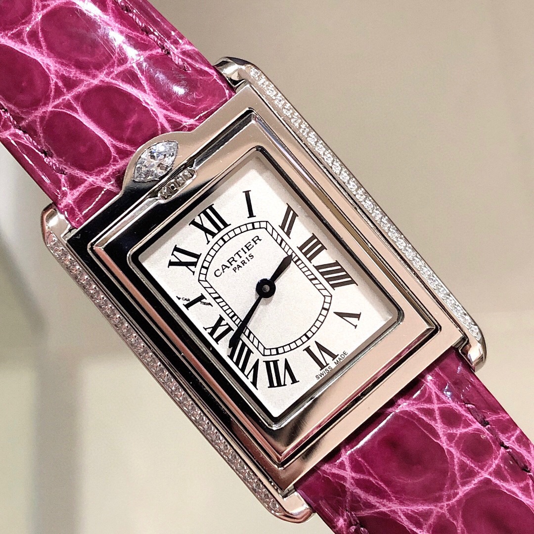 Cartier 卡地亚翻转坦克Cartier的Tank Reversible系列诞生于1932年