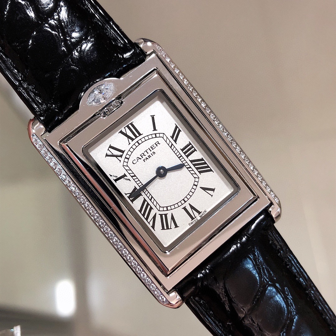 Cartier 卡地亚翻转坦克Cartier的Tank Reversible系列诞生于1932年