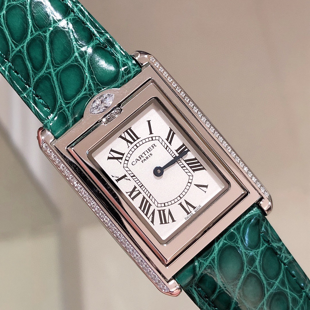 Cartier 卡地亚翻转坦克Cartier的Tank Reversible系列诞生于1932年