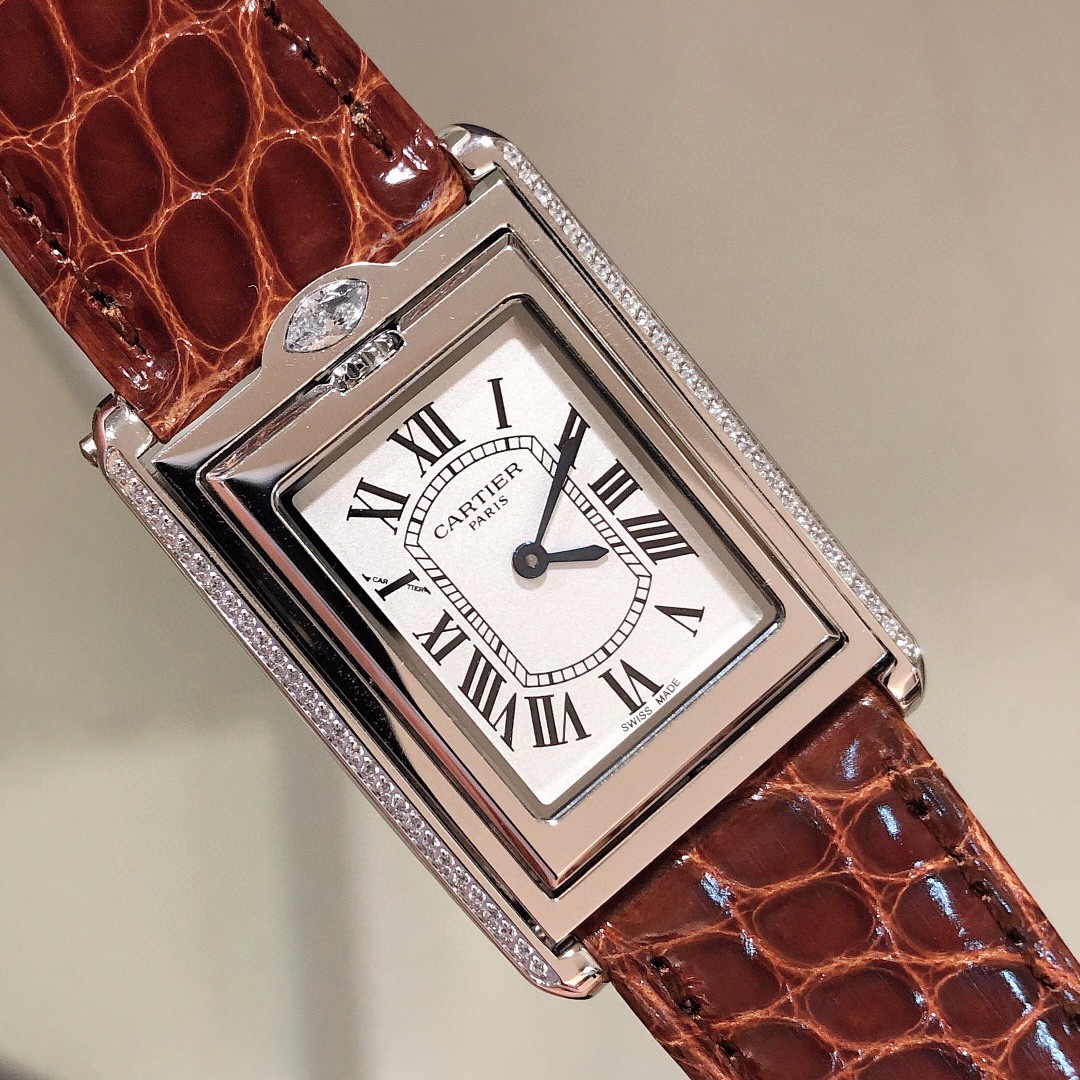 Cartier 卡地亚翻转坦克Cartier的Tank Reversible系列诞生于1932年