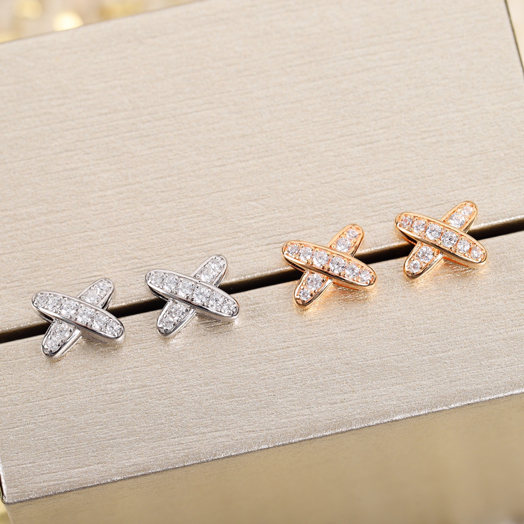 NO:101638,【CH@UMET Cross Shangmei Earrings】A hard work, sterling silver thick electroplating, Au hand-made imported zircon, so beautiful, good products must be recommended and priced. It is definitely worth winning. Platinum/rose gold, Shangmei, pure silver19860909【CH@UMET 交叉 尚美 耳钉】 用心力作 纯银厚电镀 Au手工镶嵌进口锆石,美得不要不要哒 好货必须大推荐价格给力.绝对值得拿下了 白金/玫金,尚美,pure silver,Jewelry