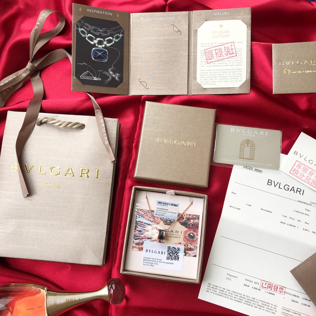 男女都可戴 专柜4800,不打折!咱家一样的货,帮你轻松省一个亿出香港订单外贸公司渠道合作的正单代工,随意进出专柜对比!支持验货!不满意包退换!不废话!(不影响二次销售!)宝格丽BVLGARl小红人慈善纯银款项链永远都不够货卖的节奏,男女均可.今年火了又火 很多明星都佩戴 在咱家买过的伙伴们都知道 有的亲跑到专柜对比 差一丝都没有 心比心做生意 外面市场货咱们就不对比了 没有可比性!B.zero1系列银链黑色慈善项链挂坠,银链经过特殊处理一般不会掉色!不过敏!尺寸:吊坠0.9*1.4cm 长度 -46cm可调节1⃣S925纯银+黑陶瓷打造!请认准市面唯一正版!内圈细节可辨真伪,LOGO清晰立体感,内有防伪钢印及防伪编码.BVLGARI 陶瓷的打磨镶嵌,一道道工序下来也是需要不少时间,所以出品都是很别致的,每一条都是精雕细琢.2⃣链条的粗细跟专柜是一模一样的,包括的链条上面的刻字.还有就是黑色陶瓷那个吊坠,每一个吊坠的编码都完全不一样,到时候拿几条,随意一拍,每一条内里的编码都是不一样的.3⃣小红人圆牌上的滴油处理,正品小红人滴油是在同一个平面,而市面上的大多数是凹进去的,和市面上低端仿品最本质的区别还有一点就是龙虾扣,大多数市面货用的是钢制或铜制龙虾扣,咱家是925纯银龙虾扣,只有龙虾扣内置弹簧是铁,做过渗碳处理,弹性十足!人手一条,必入单品!好货难求,数量有限!