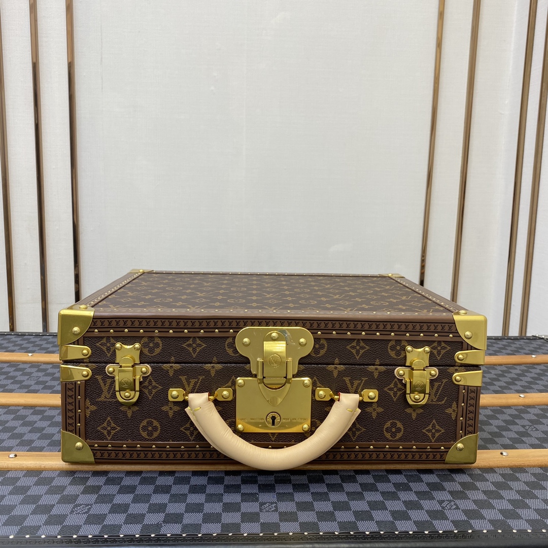 NO:270080,COTTEVILLE 40 Hard Box After Alzer and Bisten, this hard-faced suitcase is solid and practical, with a spacious capacity. Its sturdyness is the hallmark of the traditional exquisite craftsmanship of Donkeys. 40.0 x 33.0 x 15.0 cm (Length x Height x Width) - Monogram classic canvas, canvas lining, round leather handle - Canvas lining, easy-to-hold handle - Donkeys S-shaped lock and key, plus two suitcase locks - Leather trim fixed with rivets, gold metal corners - Gold metal accessories,,louis vuitton,louis vuitton19860909COTTEVILLE 40 硬箱 继Alzer和 Bisten之后推出,这款硬面行李箱坚固实用,容量宽敞.其坚固程度是驴家传统精湛工艺的标志. 40.0 x 33.0 x 15.0 cm (长 x 高 x 宽) - Monogram经典帆布,帆布衬里,浑圆皮质手柄 - 帆布内衬,方便提握的手柄 - 驴家S形锁及钥匙,另加两个行李箱插锁 - 皮革饰边以铆钉固定,金色金属包角 - 金色金属配件,,louis vuitton,louis vuitton,luggage