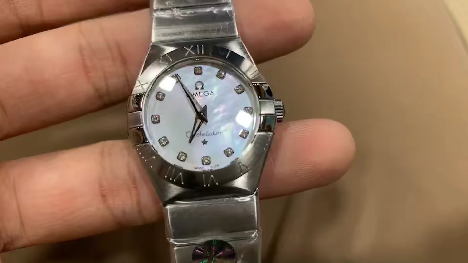 Omega 欧米茄全银色配上贝壳表盘真是美极了