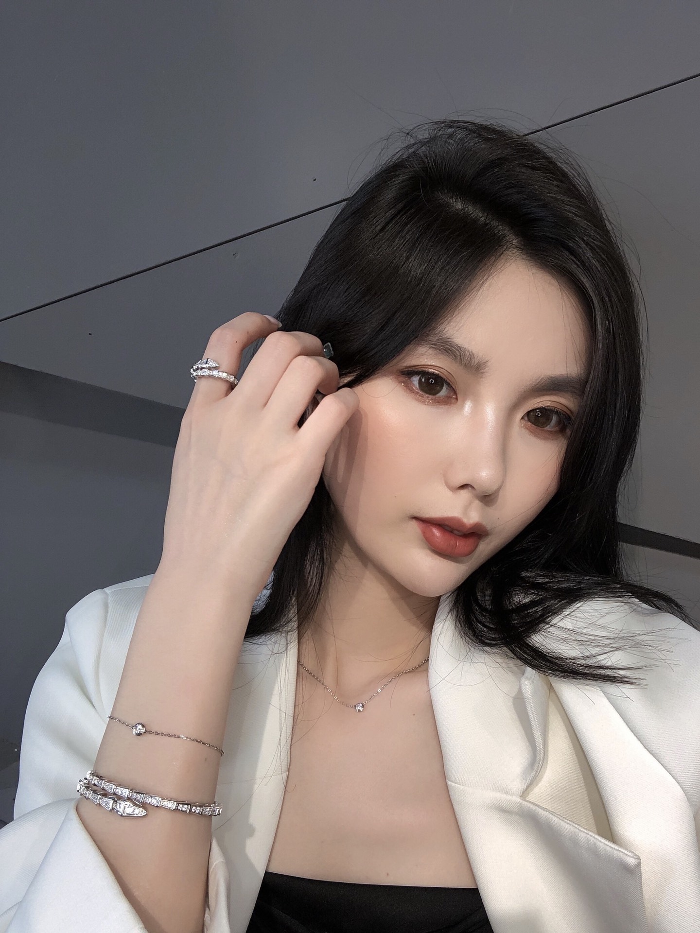 NO:631536,The hand picture of the snake-shaped bracelet is for reference. If you are worried about silver oxidizing quickly, you can buy this one. Copper jewelry will oxidize much slower. This kind of jewelry craft jewelry is not as rough as the copper jewelry. It is made by gold masters who have been doing it for many years. The exquisiteness of the real thing is not lacking. So don’t worry about not being exquisite. The most important thing about our jewelry is exquisiteness.,,bracelet, Cardia high-end jewelry19860909蛇形手镯上手图搭配参考,担心银件氧化快的可以来购买这款,铜件氧化会慢很多.这种珠宝工艺首饰不像配饰的铜件那样粗犷,都是做了很多年的金货师傅来做的,实物的精致感是不缺的.所以不用担心不精致,我们家出的珠宝最不缺的就是精致.,,bracelet,卡迪亚高端饰品,Jewelry