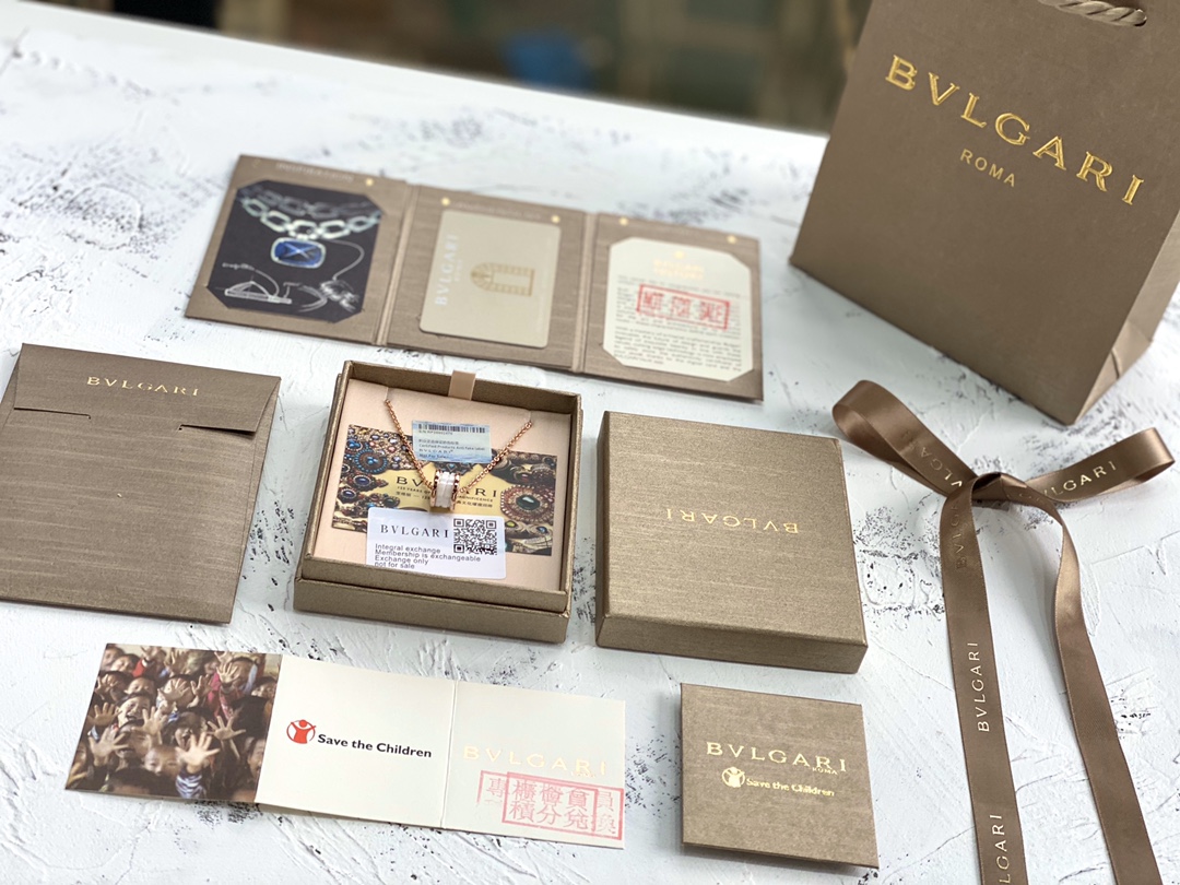 男女都可戴 专柜4800,不打折!咱家一样的货,帮你轻松省一个亿出香港订单外贸公司渠道合作的正单代工,随意进出专柜对比!支持验货!不满意包退换!不废话!(不影响二次销售!)宝格丽BVLGARl小红人慈善纯银款项链永远都不够货卖的节奏,男女均可.今年火了又火 很多明星都佩戴 在咱家买过的伙伴们都知道 有的亲跑到专柜对比 差一丝都没有 心比心做生意 外面市场货咱们就不对比了 没有可比性!B.zero1系列银链黑色慈善项链挂坠,银链经过特殊处理一般不会掉色!不过敏!尺寸:吊坠0.9*1.4cm 长度 -46cm可调节1⃣S925纯银+黑陶瓷打造!请认准市面唯一正版!内圈细节可辨真伪,LOGO清晰立体感,内有防伪钢印及防伪编码.BVLGARI 陶瓷的打磨镶嵌,一道道工序下来也是需要不少时间,所以出品都是很别致的,每一条都是精雕细琢.2⃣链条的粗细跟专柜是一模一样的,包括的链条上面的刻字.还有就是黑色陶瓷那个吊坠,每一个吊坠的编码都完全不一样,到时候拿几条,随意一拍,每一条内里的编码都是不一样的.3⃣小红人圆牌上的滴油处理,正品小红人滴油是在同一个平面,而市面上的大多数是凹进去的,和市面上低端仿品最本质的区别还有一点就是龙虾扣,大多数市面货用的是钢制或铜制龙虾扣,咱家是925纯银龙虾扣,只有龙虾扣内置弹簧是铁,做过渗碳处理,弹性十足!人手一条,必入单品!好货难求,数量有限!