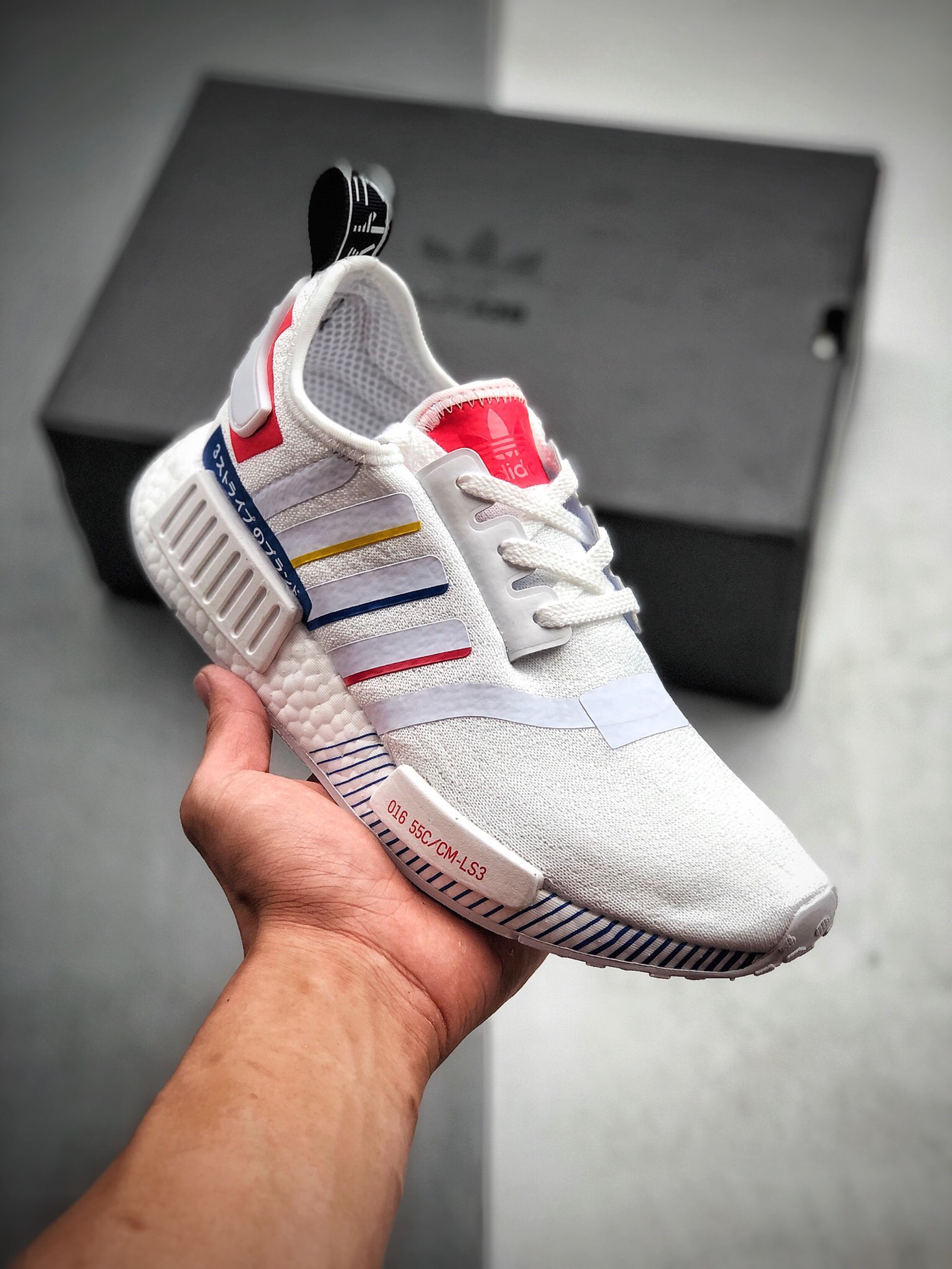 200 Adidas Boost NMD  R1 系列 弹力针织高装 弹BOOST颗 大粒 底