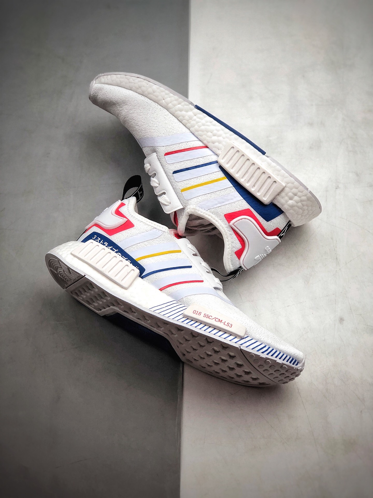 200 Adidas Boost NMD  R1 系列 弹力针织高装 弹BOOST颗 大粒 底