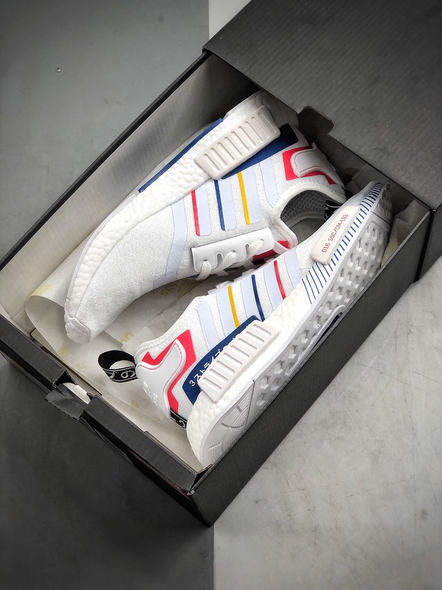 200 Adidas Boost NMD  R1 系列 弹力针织高装 弹BOOST颗 大粒 底