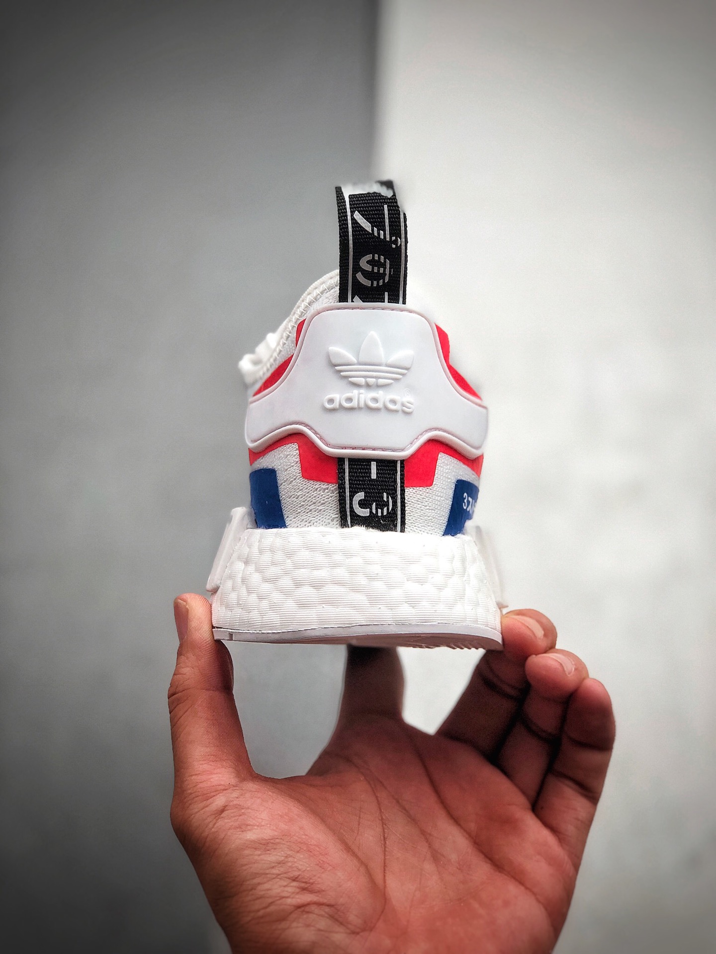 200 Adidas Boost NMD  R1 系列 弹力针织高装 弹BOOST颗 大粒 底