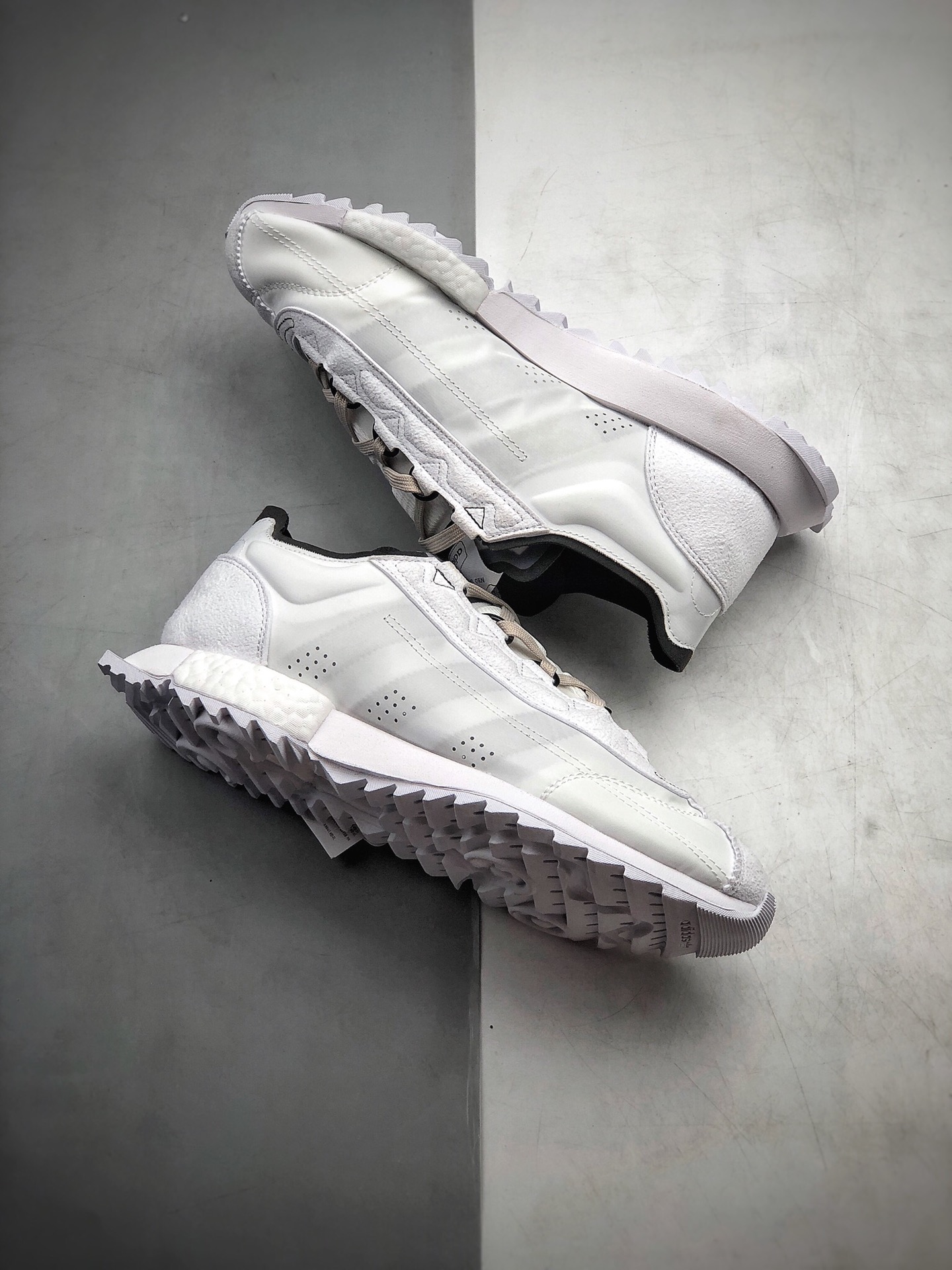 230 adidas SL7600 全新设计灵感源自于上世纪 70 年代的经典款 aidas SL 72 FW0132