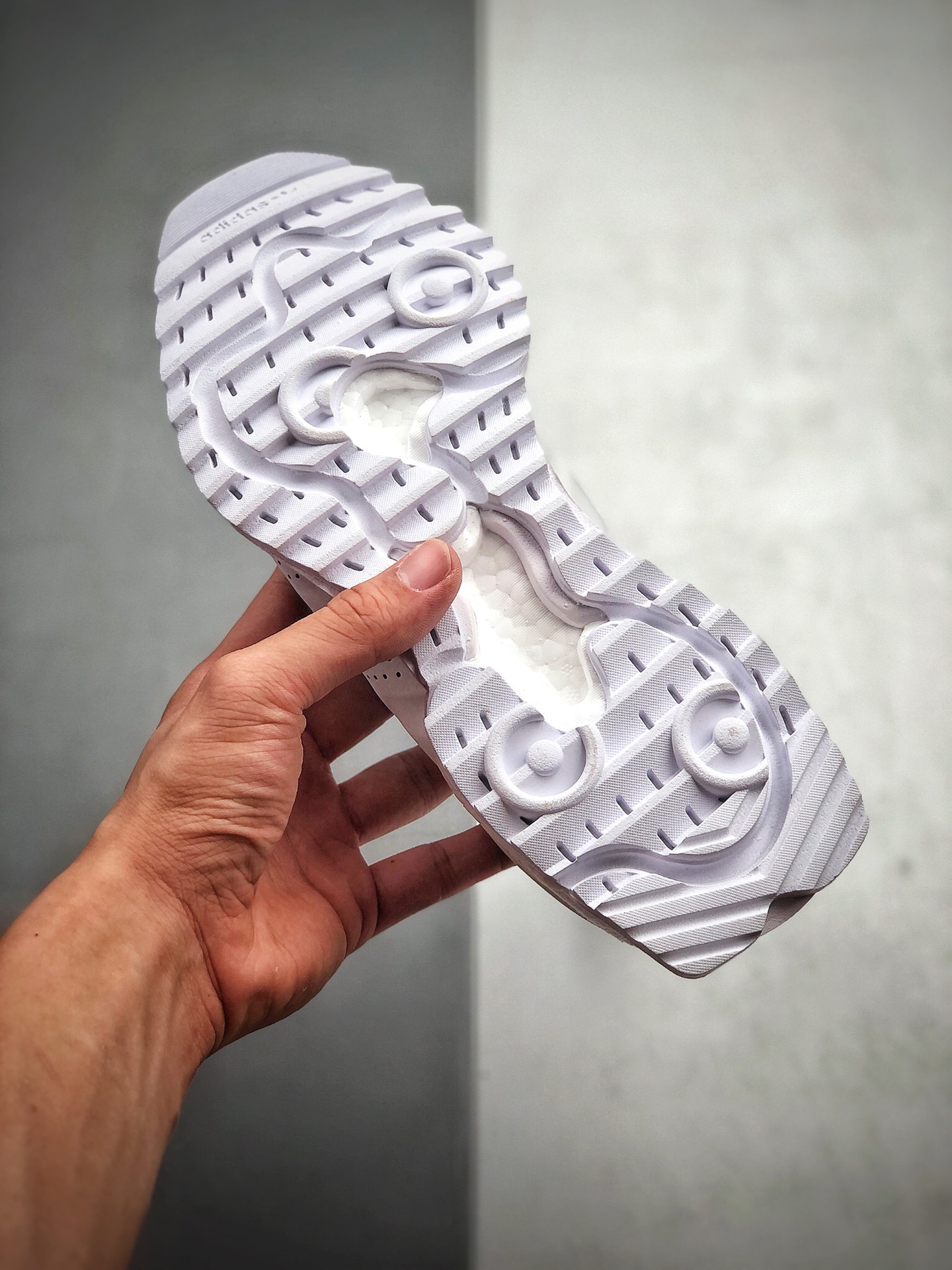 230 adidas SL7600 全新设计灵感源自于上世纪 70 年代的经典款 aidas SL 72 FW0132