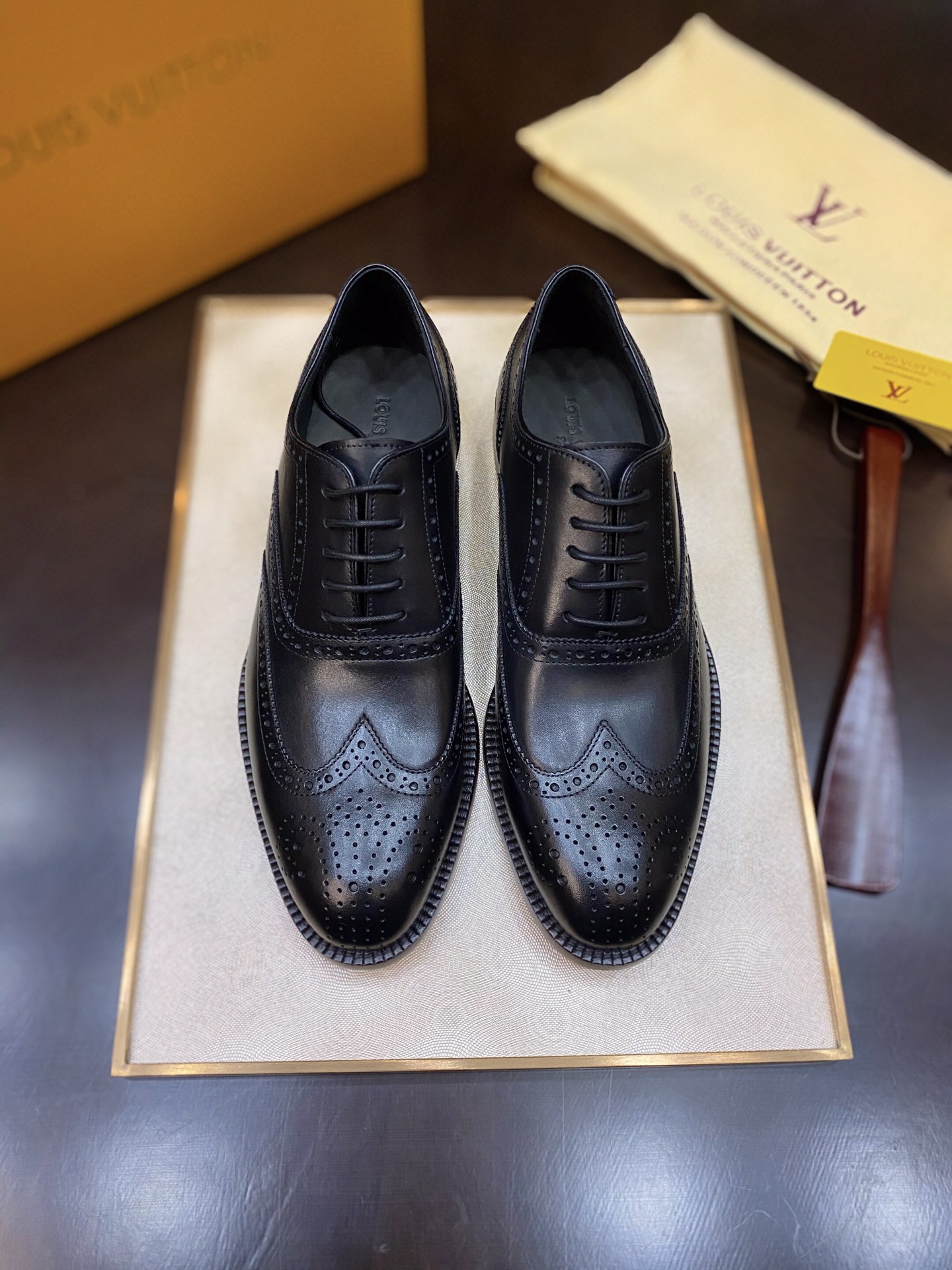 NO:345382,L brand top high-end authentic products are shipped, top OEM factory strictly processes, using real cowhide large sole, original single material (authentic original cowhide sole) truly top high-end goods, expensive, unparalleled quality, gentlemanly high-end style, dare you to control it! 38/45. Mahogany shoehorn, (supports original single inspection). Complete accessories!  ,,cowhide19860909L牌 顶级高端正品出货,顶级代加工厂严格工序,釆用真正牛皮大底,原单材料（正品原厂牛皮底）真正顶级高档货,价位昂贵,质量无与伦比,绅士高档风所属,您敢驾驭吗!38/45.红木鞋拔,（支持原单验货）.配件齐全！,,cowhide,Men's shoes