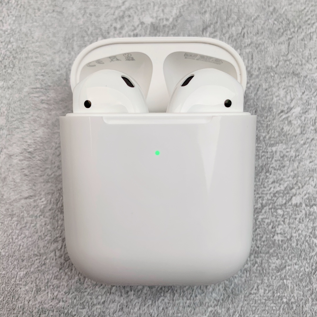 本地自取💰180 放店私聊! 苹果AirPods二代耳机 毒版冲正! 原代工厂外壳材料 手感重量同步正品! 顶级高通3026芯片 市面最好版本 专供冲正! 采用石墨钛1.7喇叭 主打HiFi完美音质 5.0蓝牙解码Aac协议 双耳通话模式! 随意设置改名定位 游戏视频不延迟! 高速弹窗连接 无需手动设置! 耳机充满可使用3-4小时,电池盒待机72小时! 赠送专用无线充电盘 保护壳 毒版纸箱 专柜小票 毒证书等全套配件! 编码:by2936070