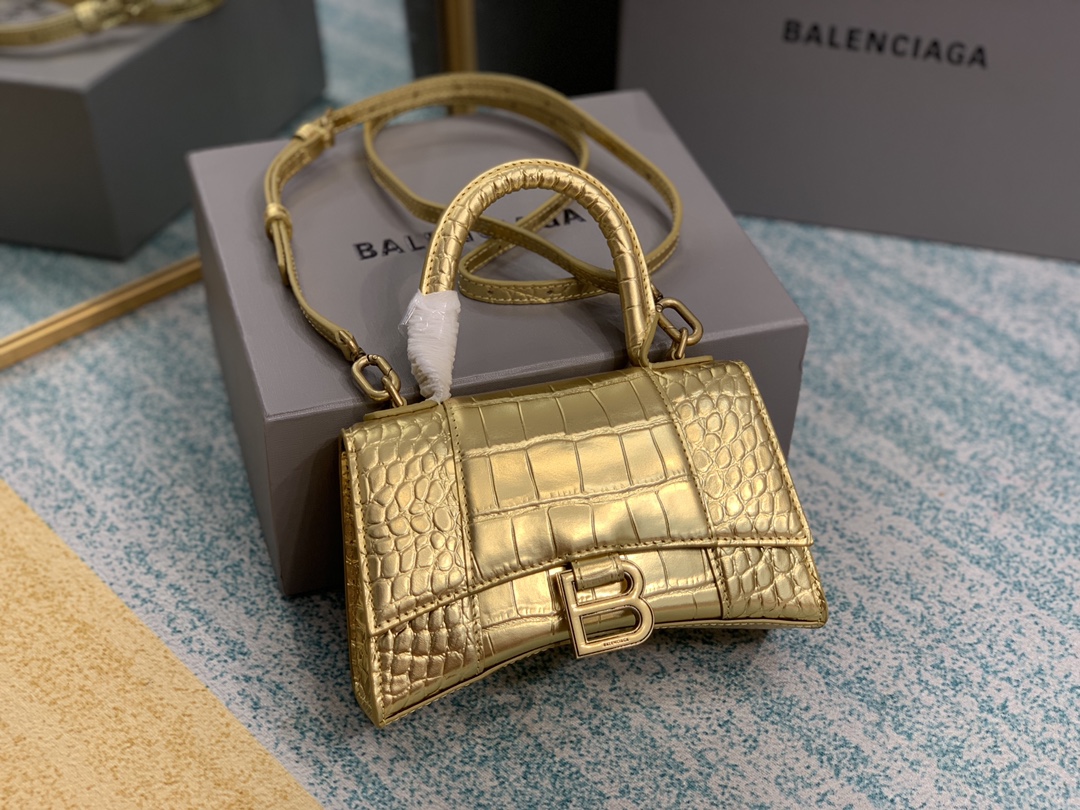 NO:198868,Authentic grade color gold crocodile pattern shipped xs small number. You asked about the hourglass bag that you have come to la!  Balenciagα's heavy-duty Hourglass hourglass bag this season, the unique and iconic arc shape is very recognizable, making people shine at first sight, and it's super cool!  The surface is smooth and flat, the appearance is a half-moon shape, and a metal B-shaped pull ring is poured on it. The texture of cowhide is also very touching and very toned!  Babies, don’t stop buying!  !  Model number 8896 small 19x8x21cm with original box, Balenciaga, balenciaga, cowhide19860909正品级 色金鳄鱼纹出货xs小号 你们问了N遍的沙漏包来la！Balenciagα本季重磅Hourglass沙漏包,独特的标志性弧线形状造型极具辨识度,一眼就让人眼前一亮呀超炫酷！表面光滑平整,外观呈现一轮半月状,上坠一个金属B形拉环,牛皮质感也非常感人非常有腔调！宝宝们使劲买不要停！！款号8896小号19x8x21cm 配原版盒子,巴黎世家,balenciaga,balenciaga,cowhide,Bag