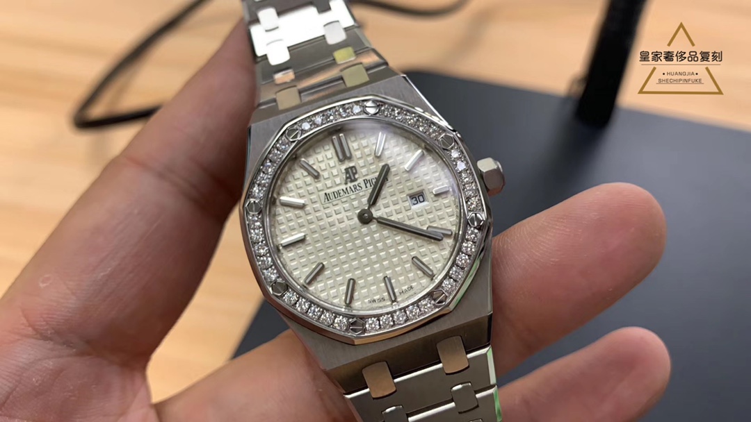 Audemars Piguet 爱彼少见女款钢带镶钻，简单舒适