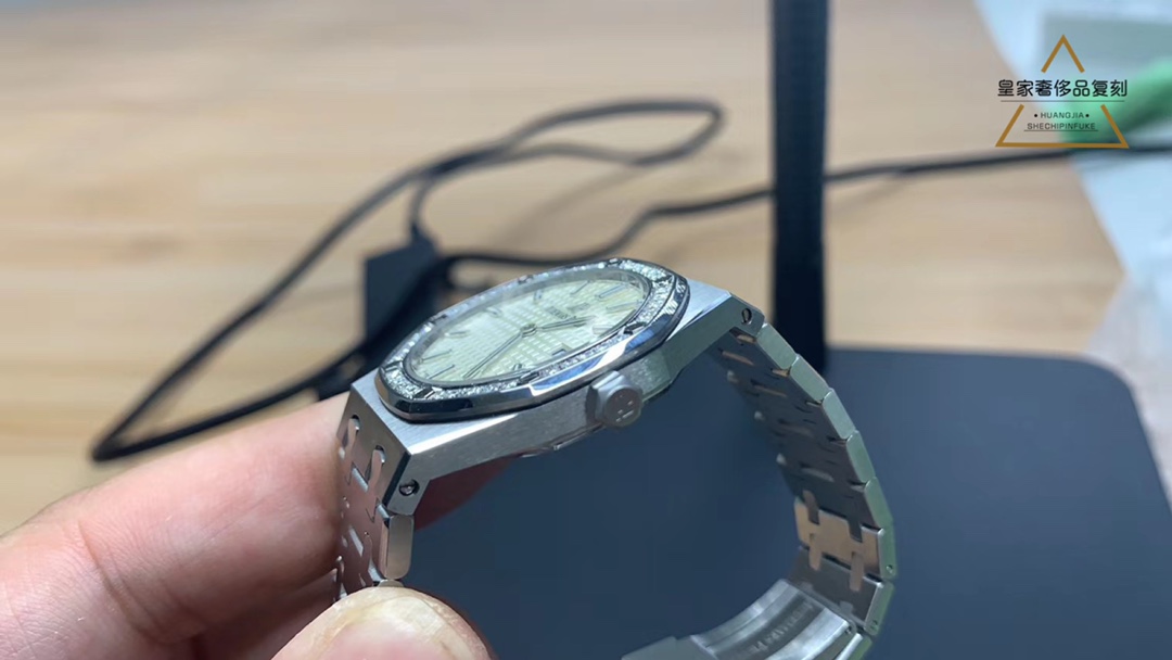 Audemars Piguet 爱彼少见女款钢带镶钻，简单舒适