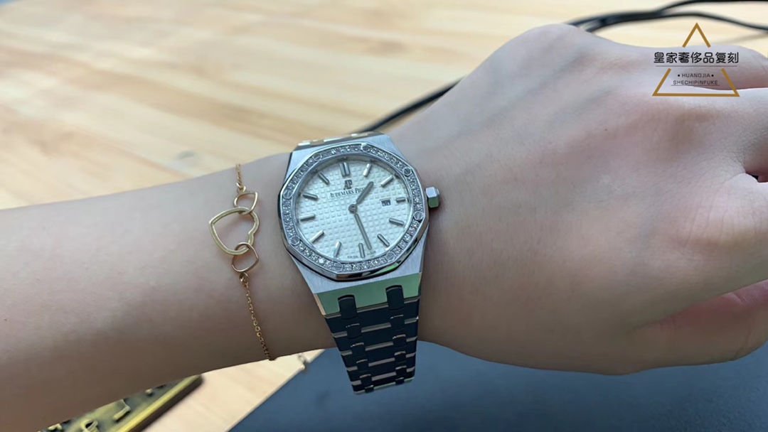 Audemars Piguet 爱彼少见女款钢带镶钻，简单舒适
