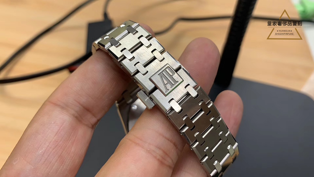 Audemars Piguet 爱彼少见女款钢带镶钻，简单舒适