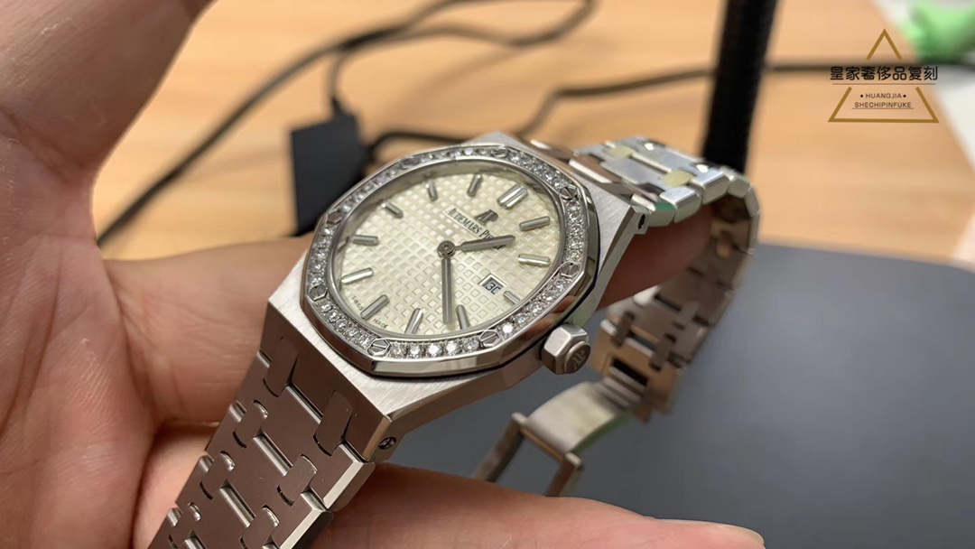 Audemars Piguet 爱彼少见女款钢带镶钻，简单舒适