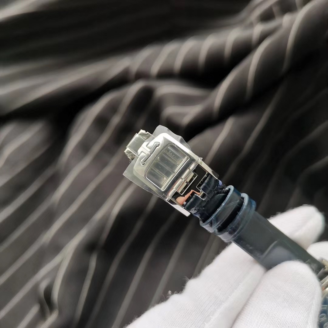 Lacoste 积家约会29mm 打破没有小尺寸机械的现状 这个春天 愿你有一个美好的约会