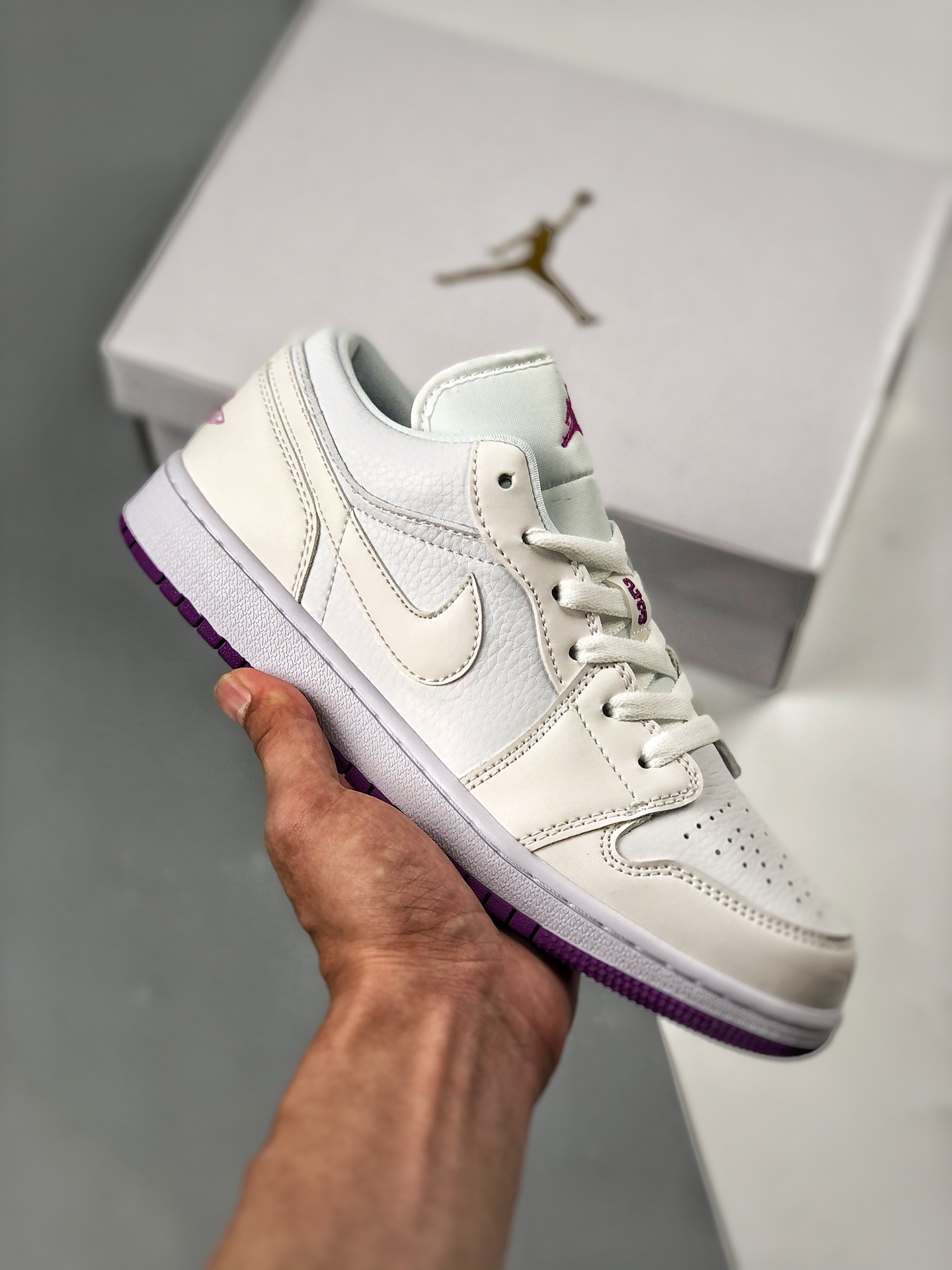Apoyo al pago contra reembolso Air Jordan 1 low GS "Digital Pink" Camaleón. Toda la zapatilla usa blanco como base, el …