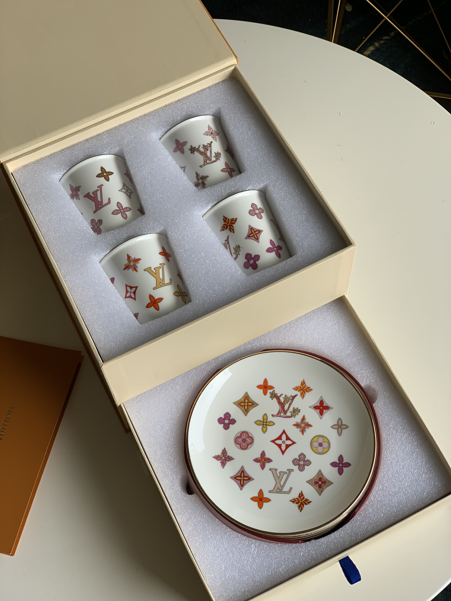 NO:395929,-Exclusive new product Donkey brand ceramic tableware set Colorful textile graphics and text Exquisite Limoge ceramics Full of high-end feel. Whether it is gifts for your own use, it is the best choice. I., LV [original leather], louis vuitton, louis vuitton19860909-独家新品 驴牌陶瓷餐具套装 彩色纺织图文 精致利摩日陶瓷 满满的高级感 无论是送礼自用都是最佳选择 I.,LV【原厂皮】,louis vuitton,louis vuitton,Bag