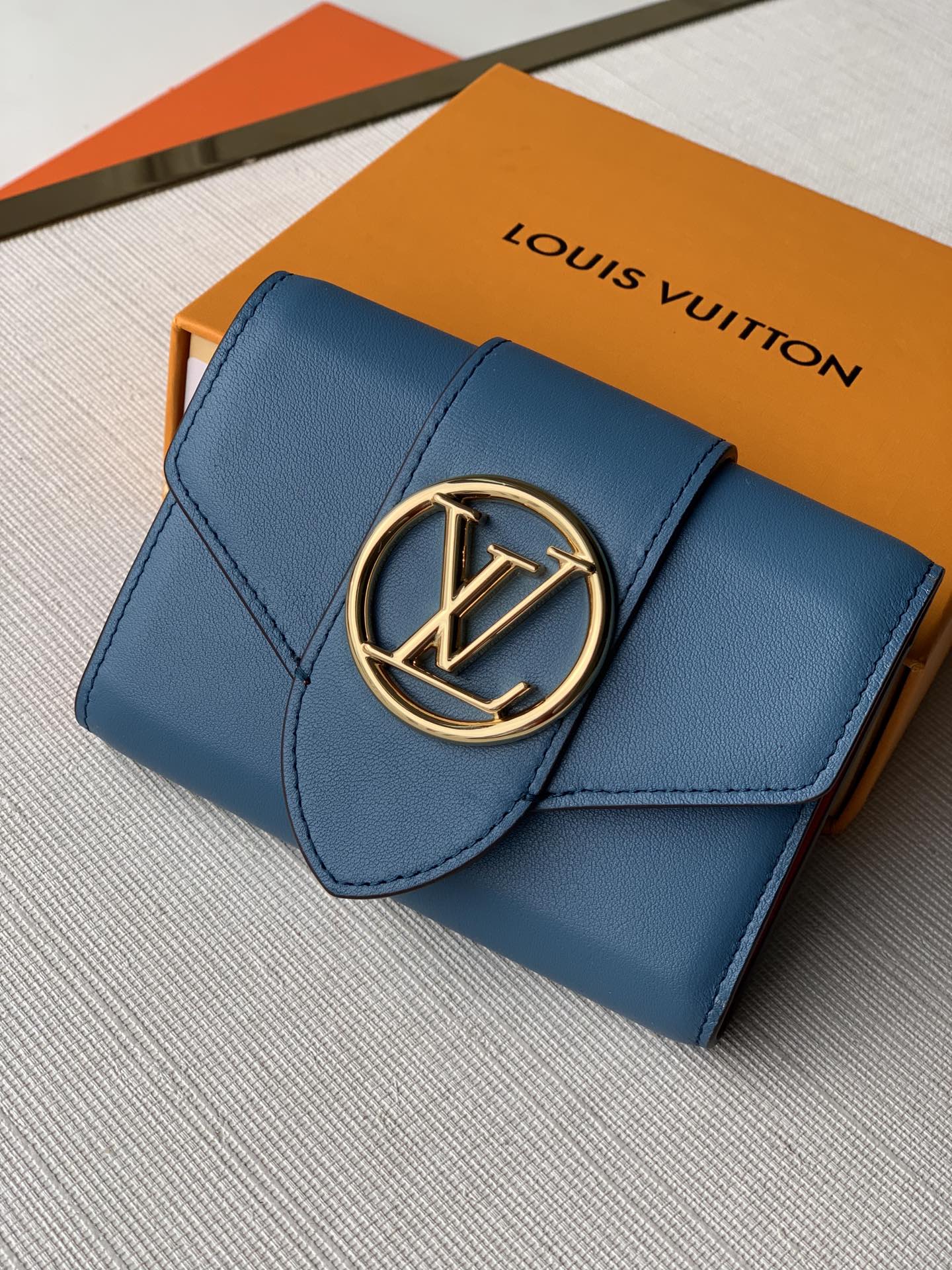 Louis Vuitton Wallet Cowhide LV Circle M69175