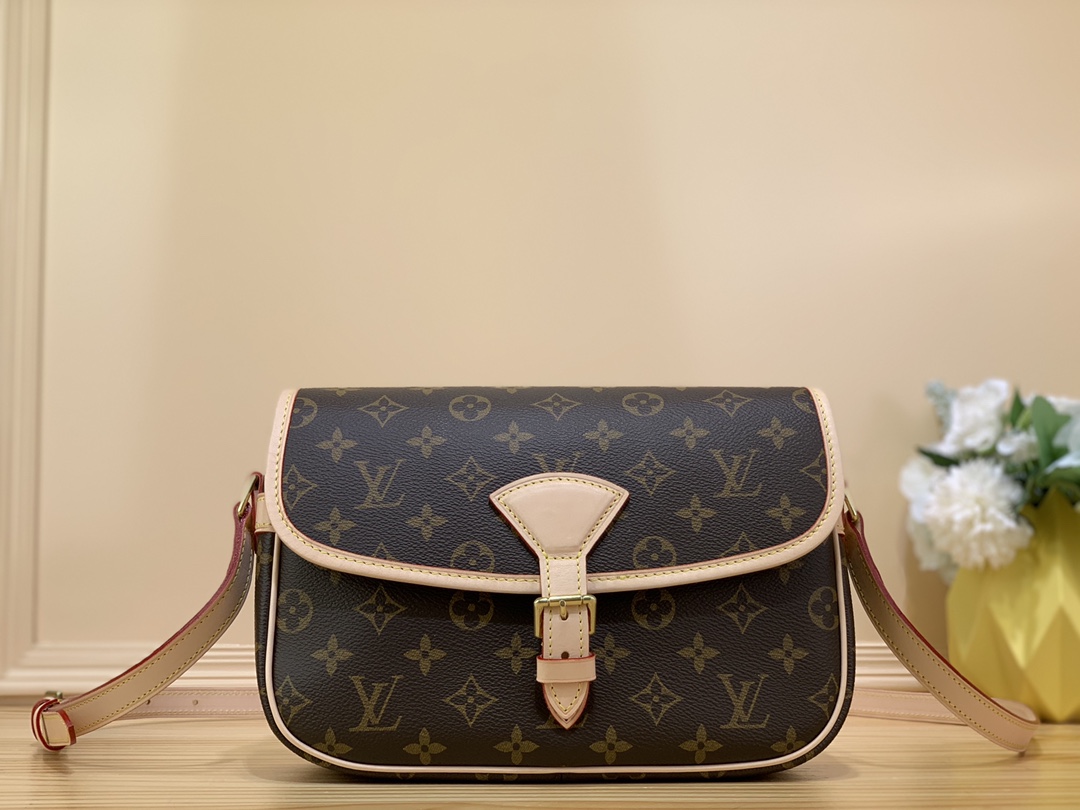 NO:620479,Top original order [Mid-hand bag - medium handbag] m42250 Presbyopia. The medium handbag made of Monogram QL canvas shows the natural elegance of Louis Vuitton. It can be worn casually across the body for a more fashionable appeal. The exquisite cowhide trim outlines a very feminine appearance. Size 27x8.5x17 (cm) 5015560,, louis vuitton, cowhide19860909顶级原单【中古包-中号手袋】m42250 老花 采用 Monogram QL帆布制作的中号手袋展现了路易威登自然的优雅气质. 随意斜挎更显时尚感染力,精致的牛皮饰边勾勒出极富女人味的外形 尺寸27x8.5x17（cm）5015560,,louis vuitton,cowhide,Bag