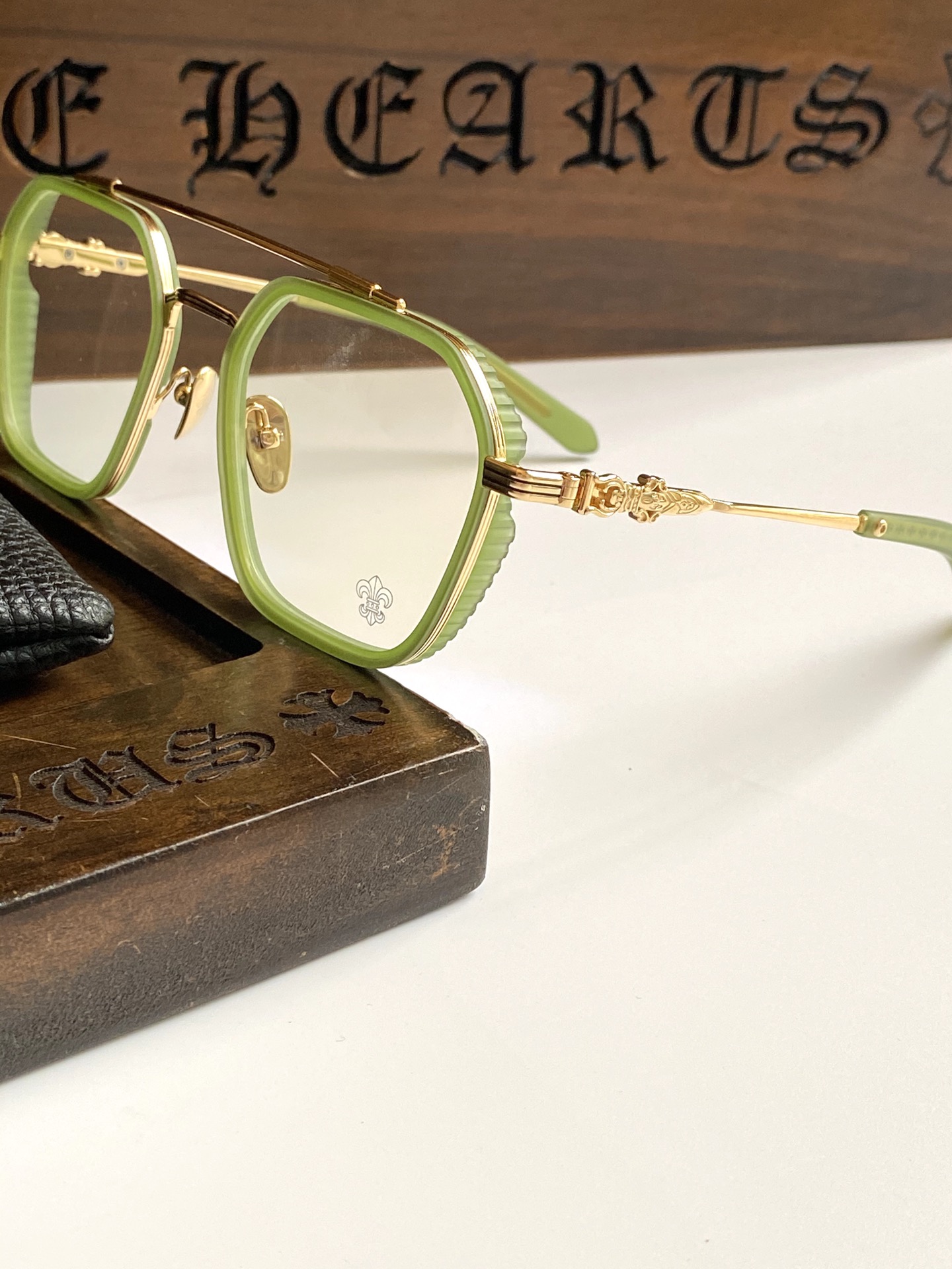 Chromeheart复古大框眼镜新款华丽登场HOTATION系列超级有型有质感镜面风镜设计镜腿内镶嵌十